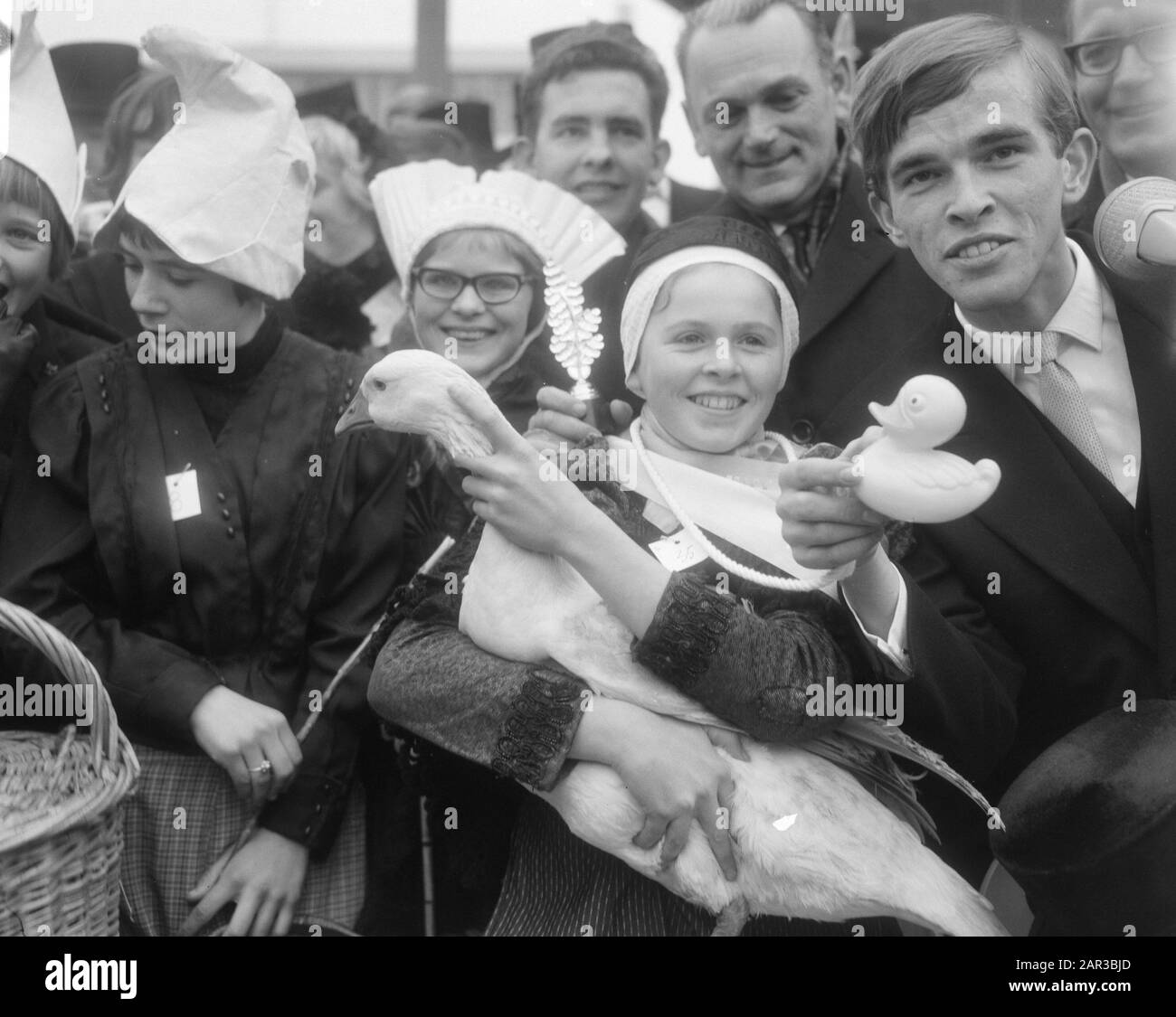Mercato annuale Goose a Coevorden sul mercato tradizionalmente vestiti goose custodi mostrare le oche al pubblico Data: 14 novembre 1966 posizione: Coevorden, Drenthe Parole Chiave: Animali, oche, mercati Foto Stock