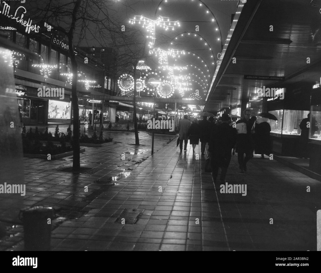 Rotterdam in party lighting Festive Street lighting in a Rotterdam shopping Street Data: 28 Novembre 1966 Località: Rotterdam, Zuid-Holland Parole Chiave: Immagini serali, luci di festa, immagini di strada Foto Stock