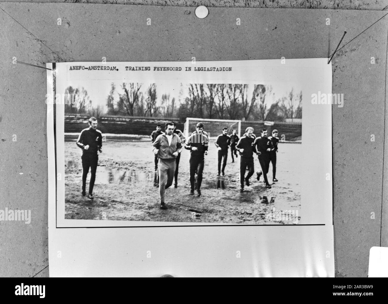 Varsavia: Legia contro Feyenoord mercoledì prossimo. Feyenoord treni su un campo con neve e acqua Annotazioni: Repronegative Data: 30 Marzo 1970 Località: Polonia, Varsavia Parole Chiave: Sport, calciatori Nome dell'istituzione: Feyenoord, Legia Warsaw Foto Stock