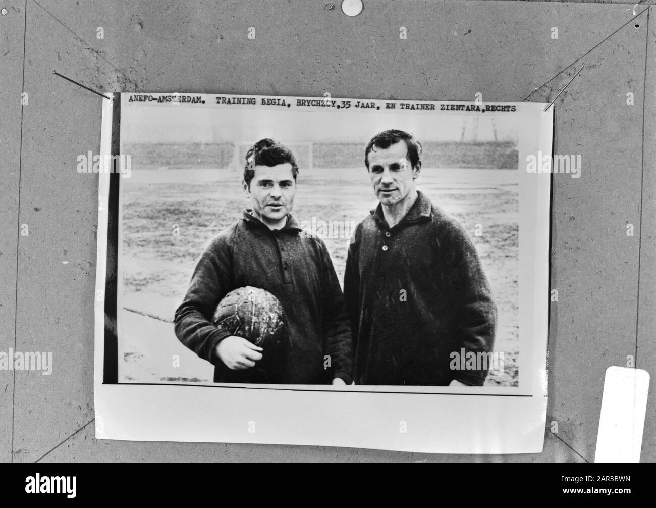 Team di Feyenoord a Varsavia (Polonia). Legia Warsaw Players: Left Bruchzy and right trainer Zientara Date: 31 March 1970 Location: Poland, Warsaw Keywords: Sport, football Players Nome personale: Bruchzy Institution name: Feyenoord Foto Stock