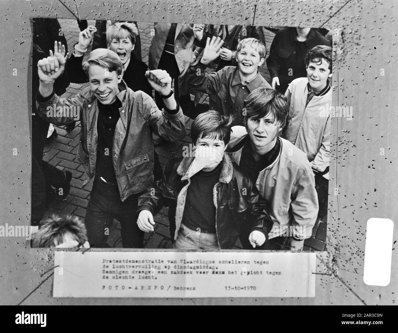 Manifestazione di protesta degli studenti contro l'inquinamento atmosferico, Vlaardingen; ragazzo con fazzoletto per bocca Data: 13 ottobre 1970 Parole Chiave: Dimostrazioni di protesta Foto Stock