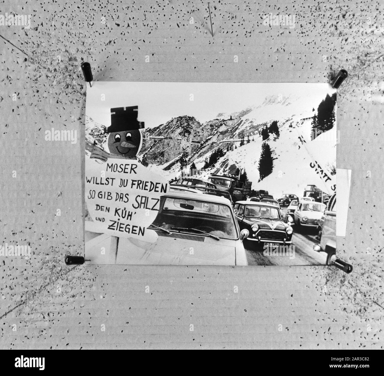 Azione di protesta contro il sale di paglia su Arlbergpas Annotazione: Repronegative Data: 13 dicembre 1971 Località: Austria Parole Chiave: Azioni, proteste Foto Stock