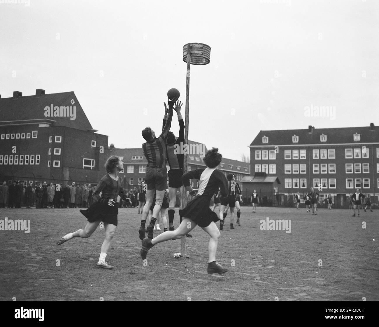 Korfbal Rhoda Contro Koog Zaandijk. Gioco Momento attacco di Rhoda Data: 2 dicembre 1956 Parole Chiave: Korfball Nome istituzione: Rohda Amsterdam Foto Stock