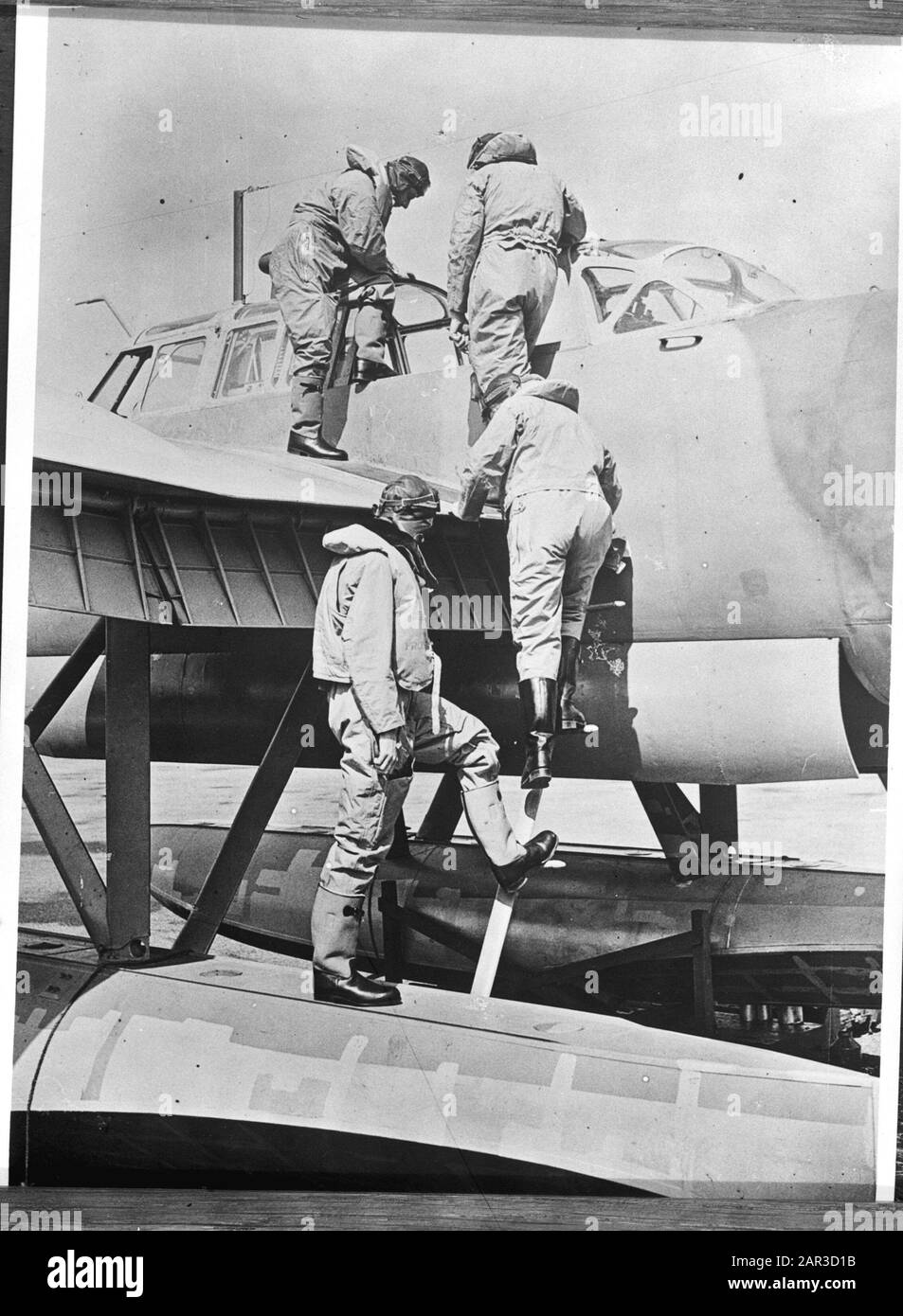 Marine Aviation Service In Inghilterra. L'equipaggio olandese salì a bordo di uno degli idrovolanti Fokker T-VIIIw, fuggiti dai Paesi Bassi verso l'Inghilterra. Date: 1940 Location: Great Britain Keywords: Air Force, Navy, World War Ii, Aircraft Nome Personale: Fokker Foto Stock