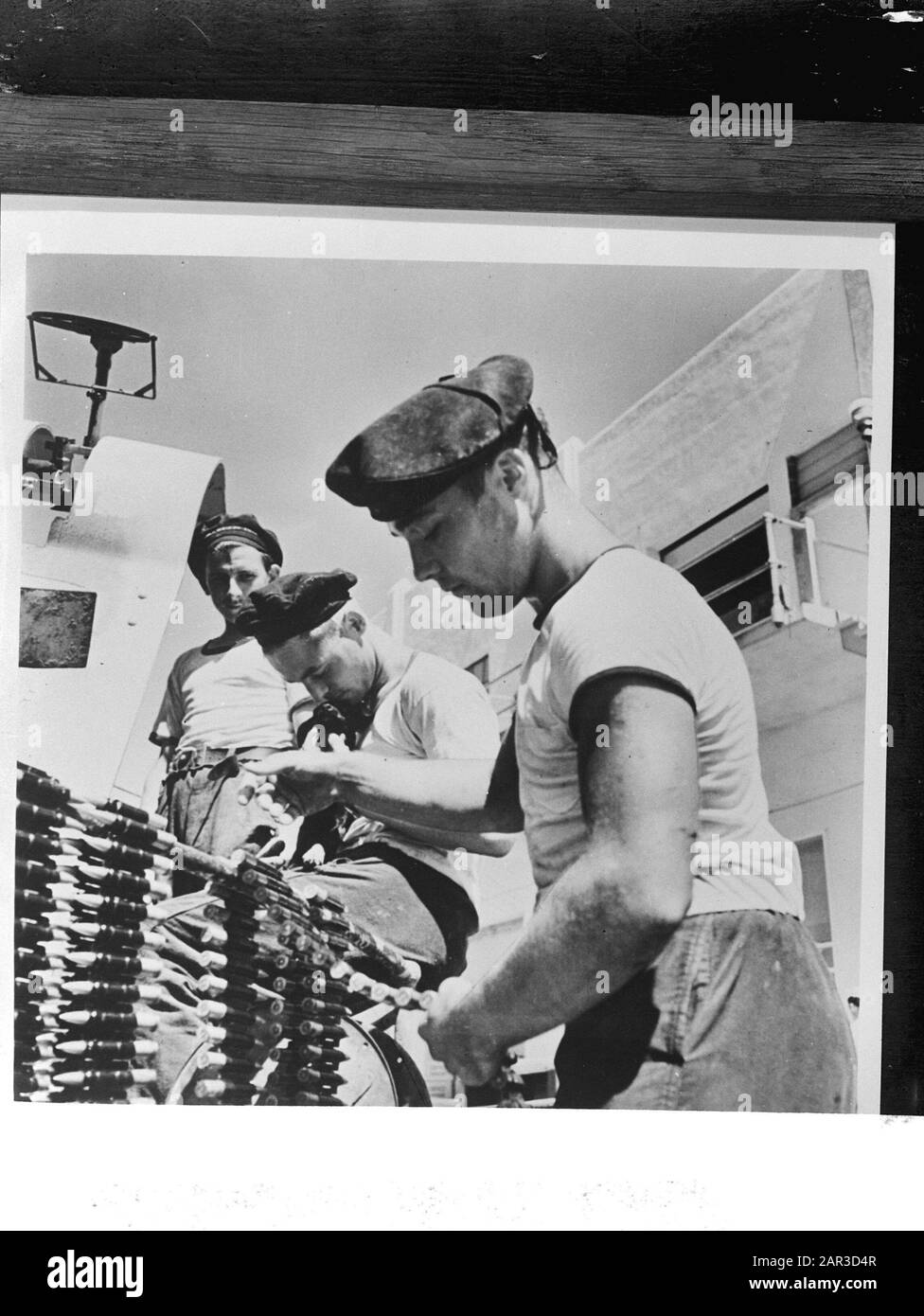 [Armi antiaeree su Hr. Sig.Ra Dan. Jan van Brakel. Membri dell'equipaggio pulire lo stemma] Data: 1944 luogo: Stati Uniti Parole Chiave: Navy, navi da guerra, seconda guerra mondiale Foto Stock