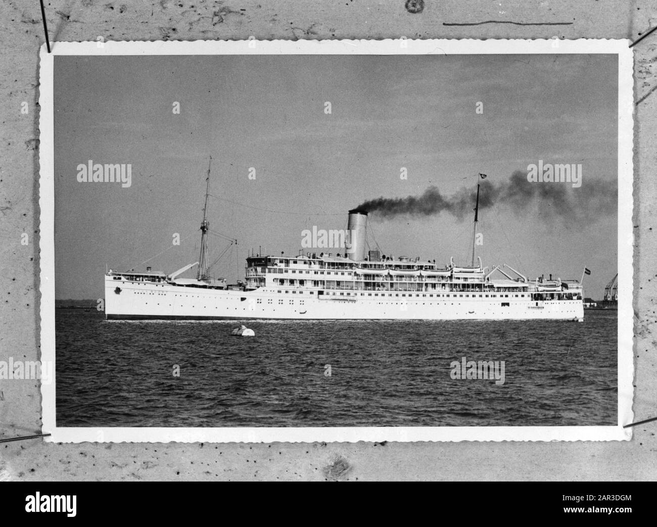 Mn [Merchant Navy]/Anefo London Series S.S. op ten Noort of the KPM Annotation: Repronegative. Nel 1941 convertito in una nave ospedaliera, nel 1942 catturato dai giapponesi e rinominato nave ospedale Tenno Maru, 1944 rinominato Hikawa Maru, affondato dai giapponesi dopo la capitolazione. Data: Parole Chiave non date: Flotte mercantili, marina, navi passeggeri, seconda guerra mondiale Foto Stock