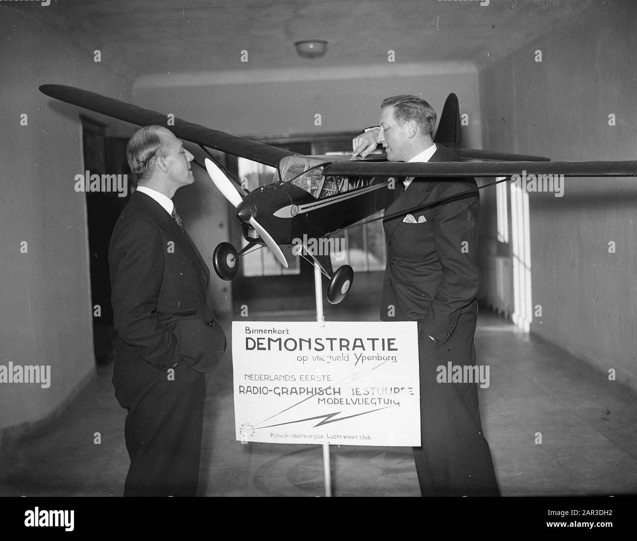 Parmentier en Frits Diepen at Aircraft model Data: 5 gennaio 1947 Parole Chiave: Aircraft models Nome utente: Diepen, Frits, Parmentier, [...] Foto Stock