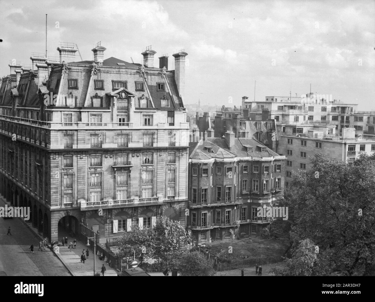 [Ritz Hotel, Picaddilly, near Hyde Park,] Annotation: A destra posteriore della Arlington House, la sede del governo olandese in esilio. Foto scattata da Stratton House, anche un ufficio del governo olandese Data: 26 maggio 1940 posizione: Gran Bretagna Parole Chiave: Edifici, seconda guerra mondiale Foto Stock