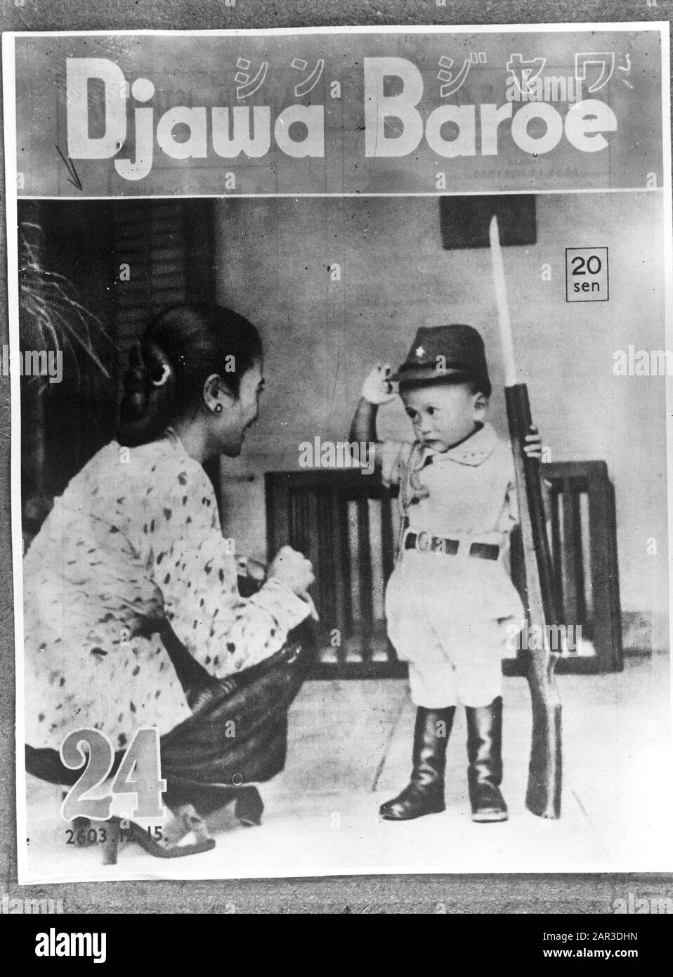 Voorpagnie Rivista Giapponese/Indonesiana Djawa Baroe. Preschooler vestito in uniforme dell'esercito giapponese con la pistola giocattolo Data: 1940-1945 luogo: Indonesia Parole Chiave: Popolazione, bambini, seconda guerra mondiale, uniformi Foto Stock