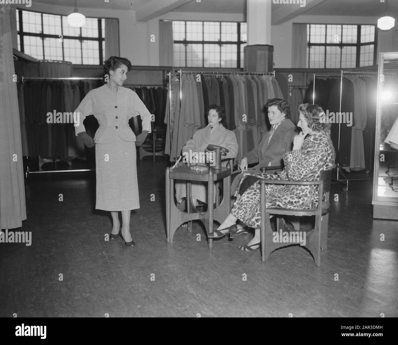 Riserva di Reportage Milva Serie Riserva Milva Annotazione: Milva come cittadino. In un negozio di moda Data: 7 gennaio 1957 Parole Chiave: Ritratti di gruppo, abbigliamento, esercito, militare, moda, donne Foto Stock