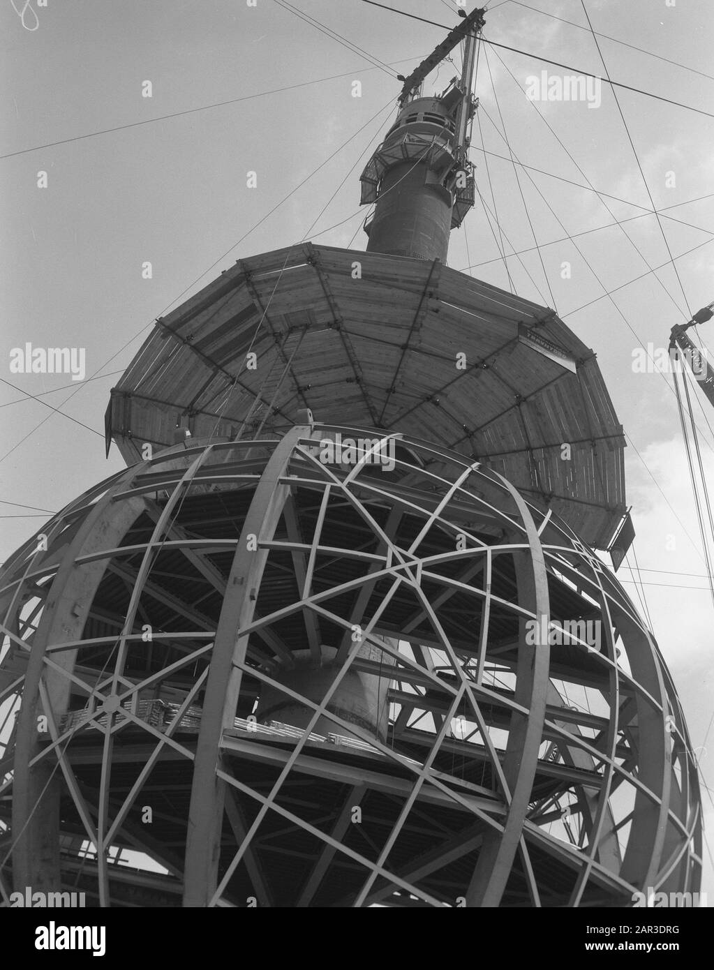 Costruzione della Mostra Mondiale a Bruxelles Annotazione: Costruzione dell'Atomium Data: 11 aprile 1957 luogo: Bruxelles Parole Chiave: Mostre del mondo Foto Stock