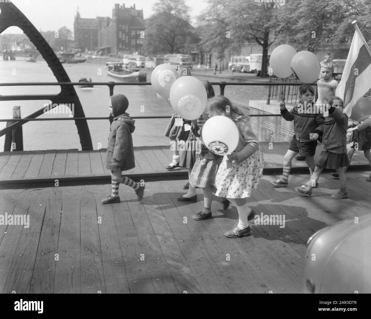 Festa di apertura della sfilata dei bambini settimana Città Vecchia Data: 27 aprile 1957 Parole Chiave: Aperture, settimane di vacanza, sfilate Foto Stock
