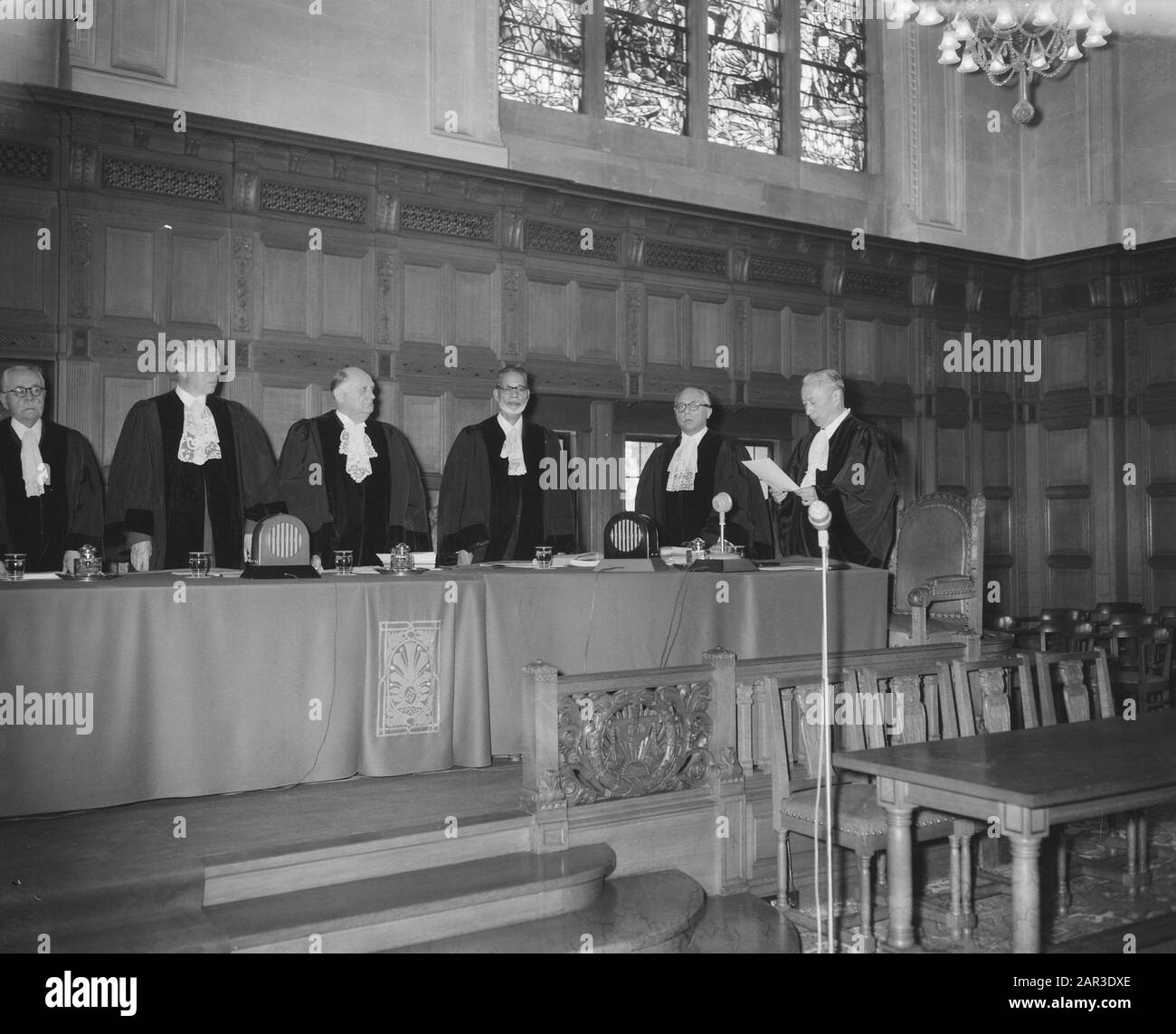 Dr. Wellington Kao installato come giudice presso la Corte Internazionale di Giustizia nel Palazzo della Pace a l'Aia Data: 13 maggio 1957 Località: L'Aia, Zuid-Holland Parole Chiave: Giudici Nome personale: Dr. Wellington Kao Nome istituzione: Palazzo della Pace Foto Stock
