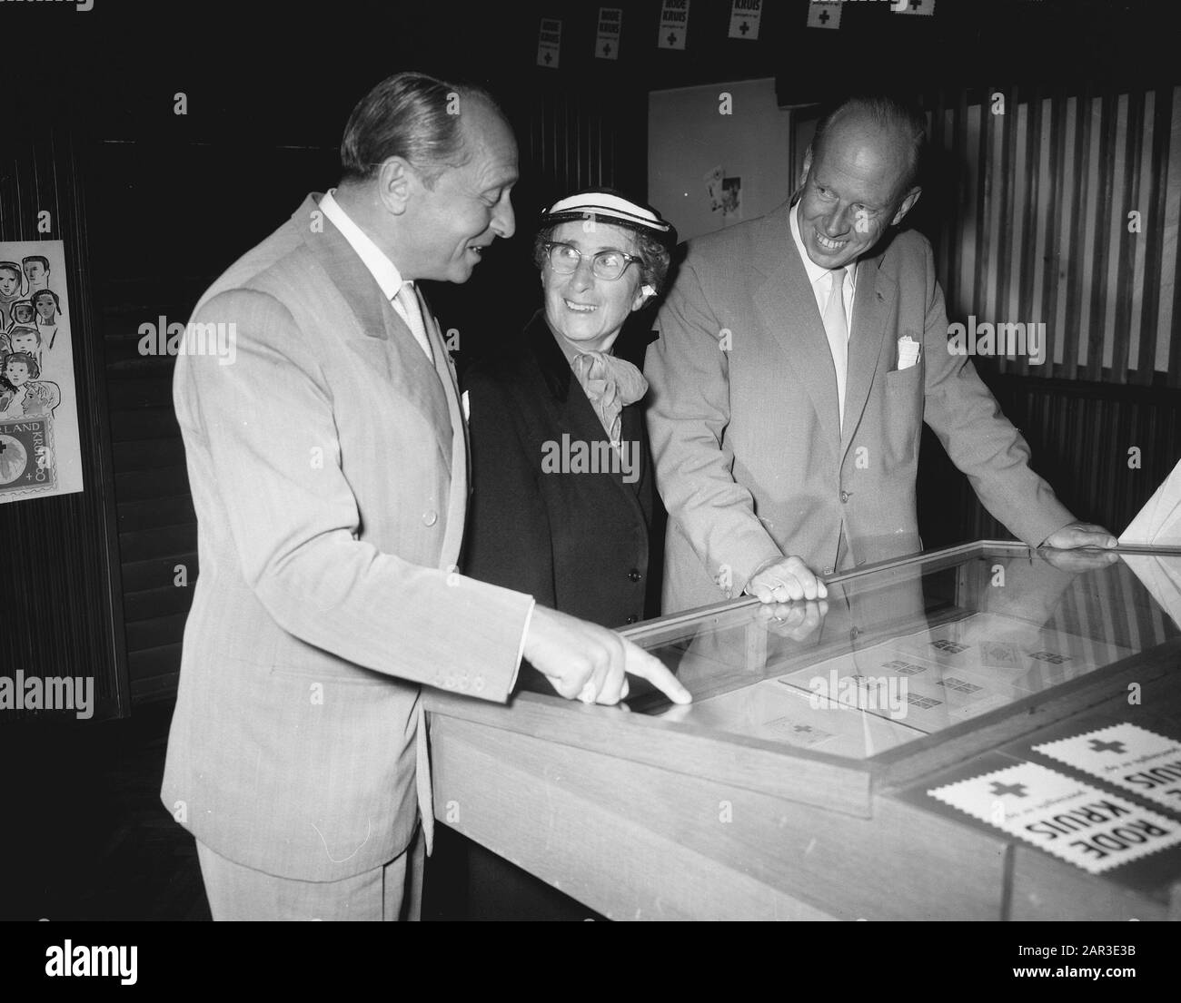 Timbro Mostra Sui Francobolli Della Croce Rossa All'Aia Data: 19 Agosto 1957 Località: L'Aia, Zuid-Holland Parole Chiave: Francobolli Mostre Foto Stock