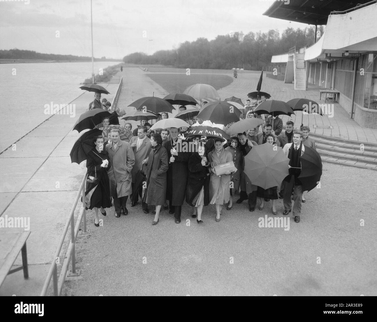 Giornata della pioggia sulla pista forestale t.g.v. het Lustrum AVSV Data: 8 novembre 1957 Località: Amsterdam, Amstamse Bos, Babbaan, Noord-Holland Nome dell'istituzione: AVSV Foto Stock