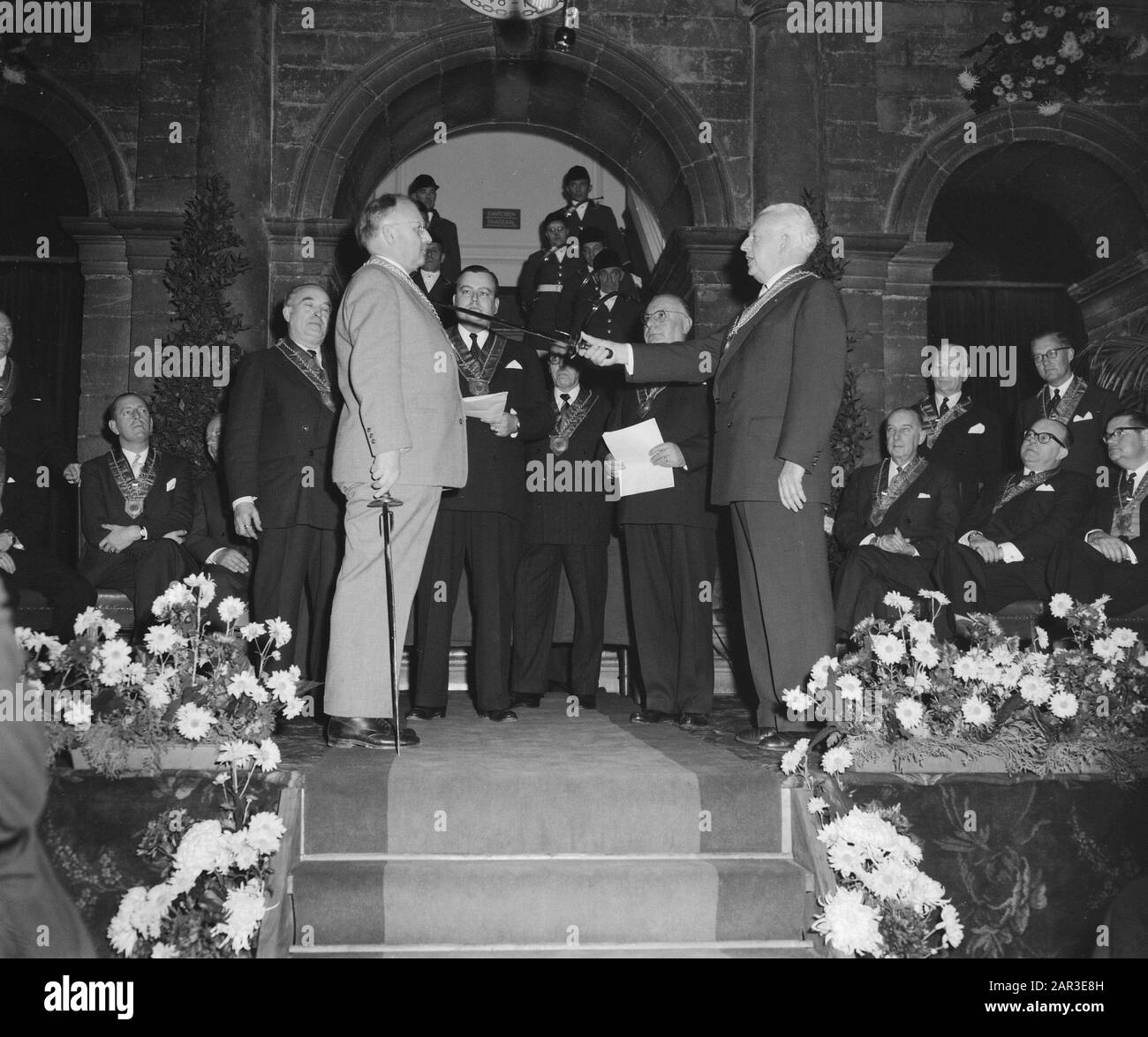 Installazione nuovi membri della Confronie de la Chaine des Rotisseurs nella sala del municipio di Maastricht Data: 16 novembre 1957 luogo: Maastricht Parole Chiave: Installazioni, membri, associazioni Nome personale: Confronie de la Chaine des Rotisseurs Foto Stock