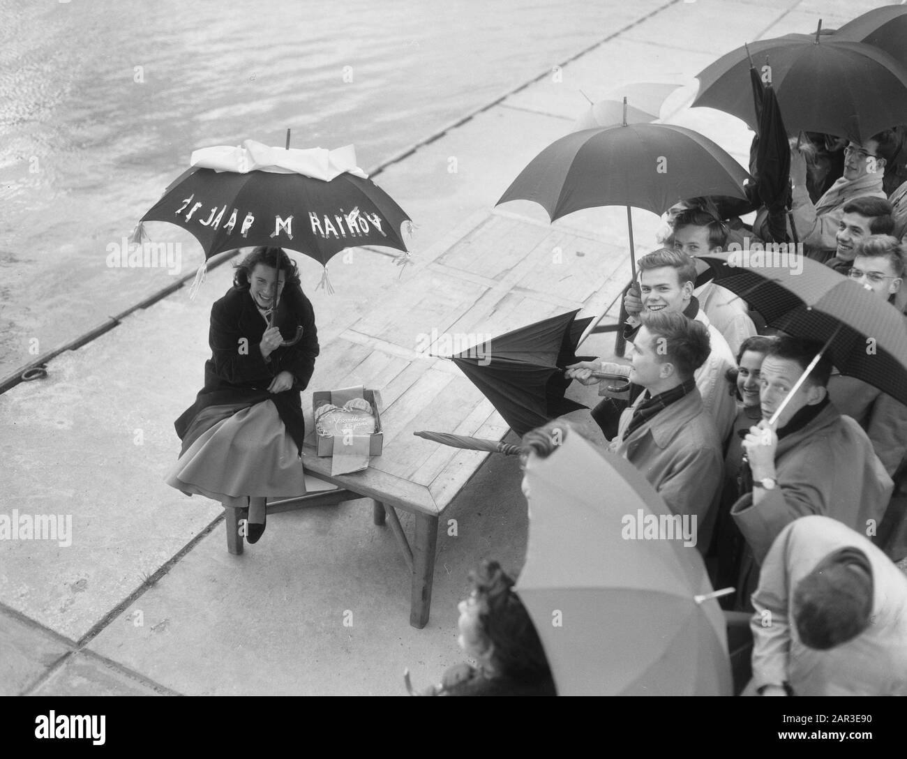 Giornata della pioggia sulla pista forestale t.g.v. het Lustrum AVSV Data: 8 novembre 1957 Località: Amsterdam, Amstamse Bos, Babbaan, Noord-Holland Nome dell'istituzione: AVSV Foto Stock