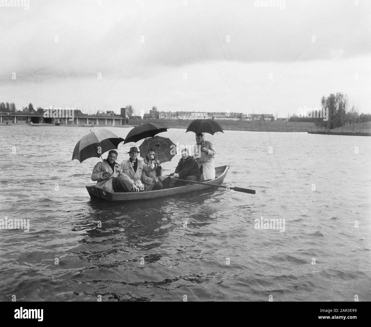 Giornata della pioggia sulla pista forestale t.g.v. het Lustrum AVSV Data: 8 novembre 1957 Località: Amsterdam, Amstamse Bos, Babbaan, Noord-Holland Nome dell'istituzione: AVSV Foto Stock