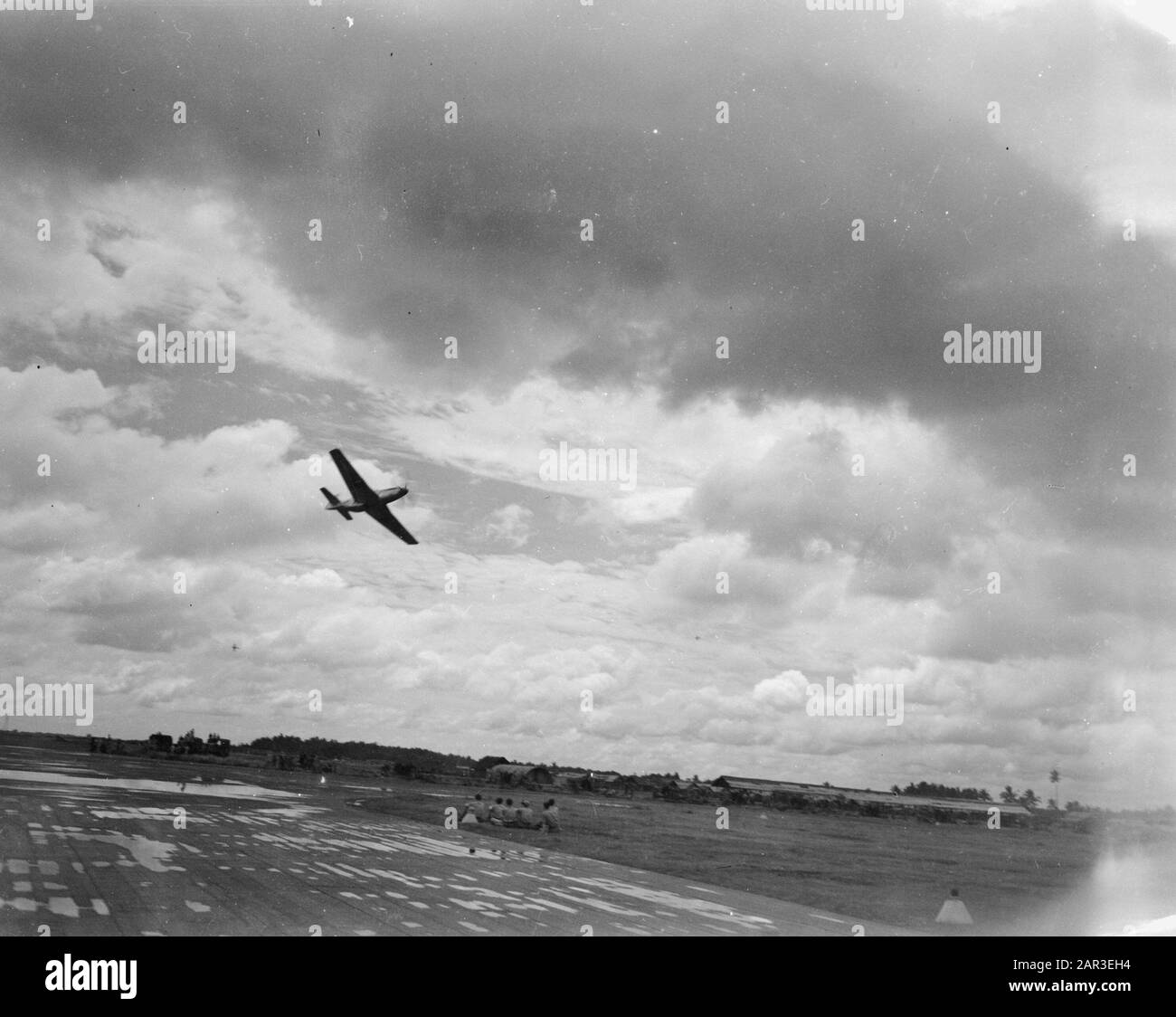 [L'aereo di caccia sale all'aeroporto] Data: 1947 luogo: Indonesia, Indie orientali olandesi Foto Stock