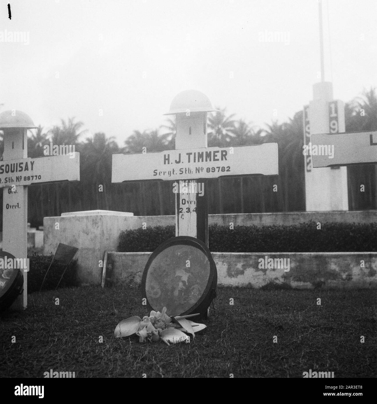 Cimitero Onorario Ambon. Croce sulla tomba di H.J. Timmer, sergeant, stbno. 89782, morto 2-3-1944. Nato Il 9 Novembre 1898 A Drumpt. Morì il 2 marzo 1944 ad Amahusu, Ambon. Inoltre, la tomba di S. Souisay, Amb. Soldato classe 1st, Nato il 17 novembre 1896 a Saparoea. Morì Il 4 Aprile 1945 A Larat Data: 1947/01/01 Luogo: Ambon, Indonesia, Indie Orientali Olandesi Foto Stock