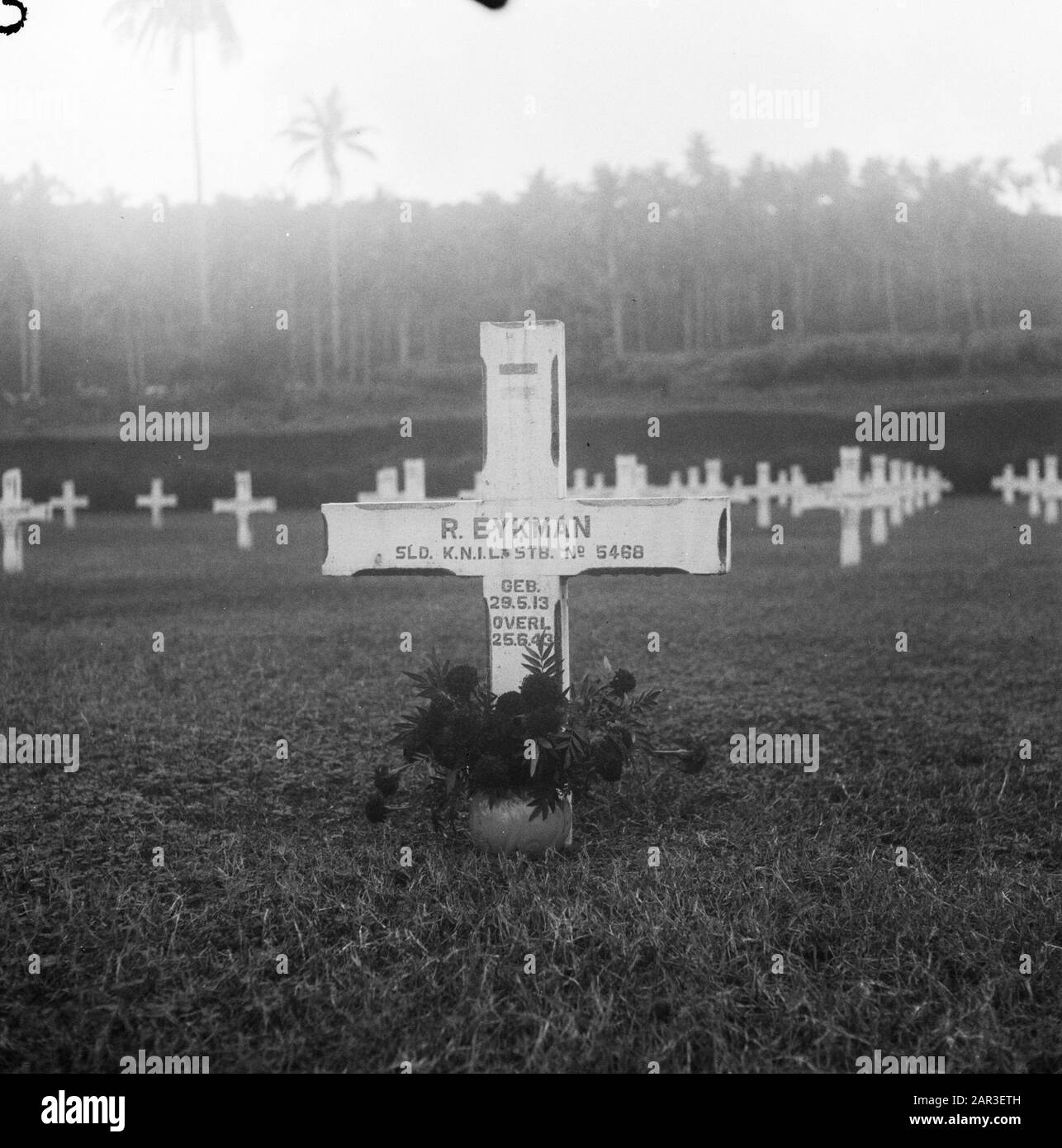 Cimitero Onorario Ambon. Croce sulla tomba di R. Eykman, sld. KNIL, Stbno. 11457. Geb 29-5-1913. Op. 25-6-1943 Annotazione: Robert Eijkman. SLD. LS. INGINOCCHIATI. Nato Il 29 Maggio 1913 A Pagottan Morì Il 25 Giugno 1943 A Kario/Haroekoe Cognome Eijkman Cognomi Robert (R.) Rank Ls.Sld. Parte militare KNIL. Data: 1947/01/01 Luogo: Ambon, Indonesia, Indie Orientali Olandesi Foto Stock