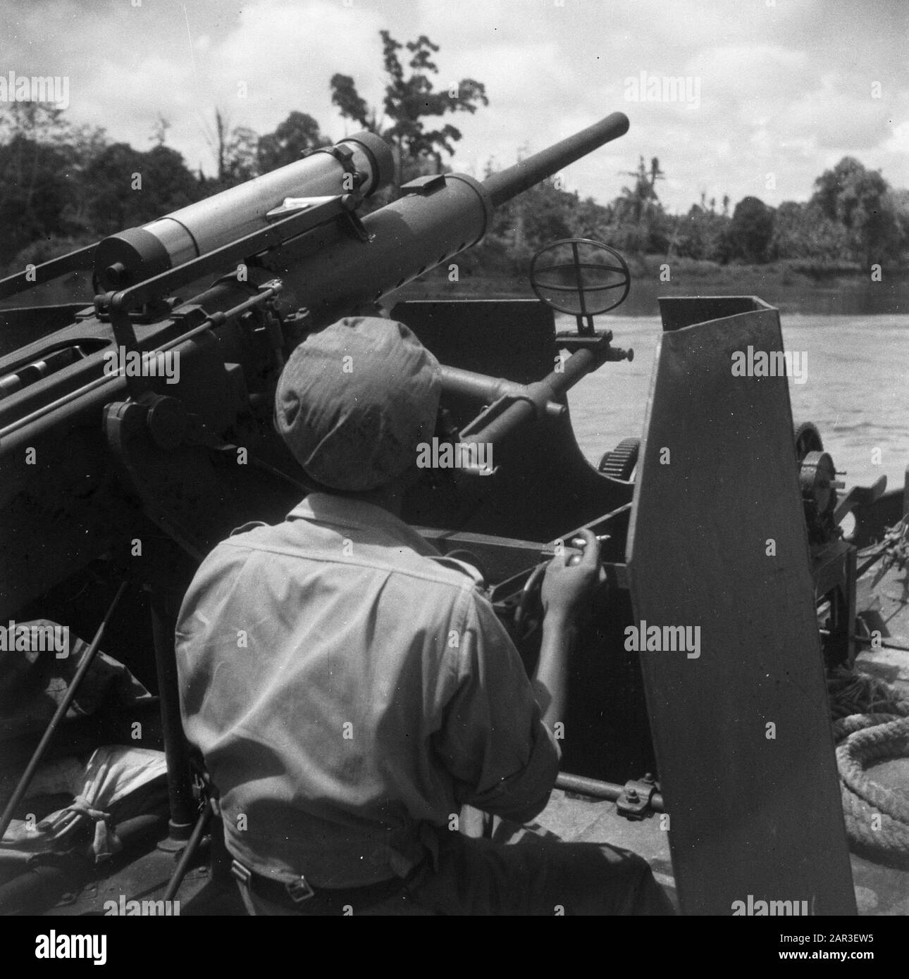 [Pezzo di armi antiaeree su una nave] Data: 1947/01/01 luogo: Indonesia, Indie orientali olandesi Foto Stock