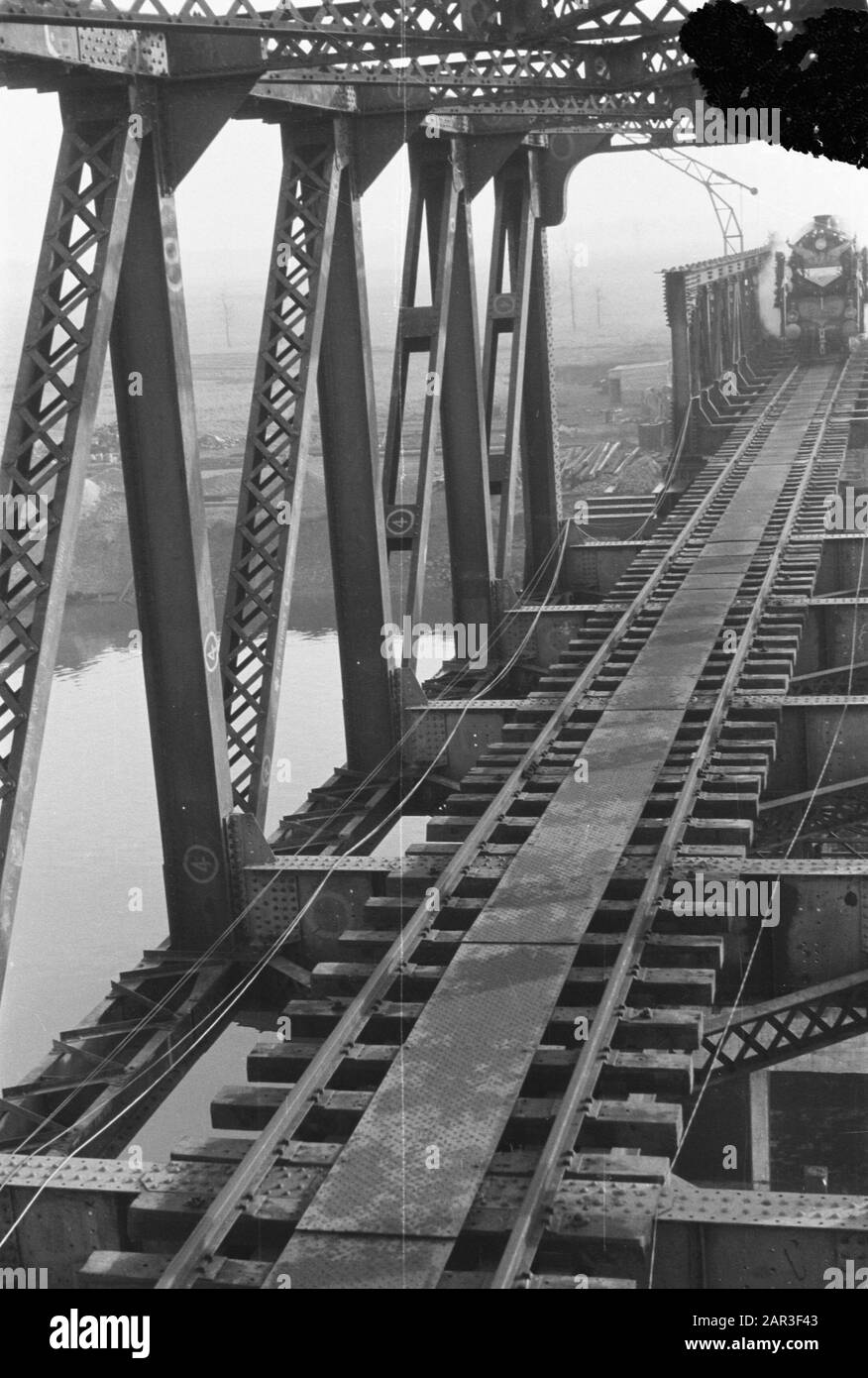 Ponte ferroviario a Buggenum messo in funzione Data: 3 dicembre 1945 luogo: Buggenum Parole Chiave: Ponti ferroviari Foto Stock
