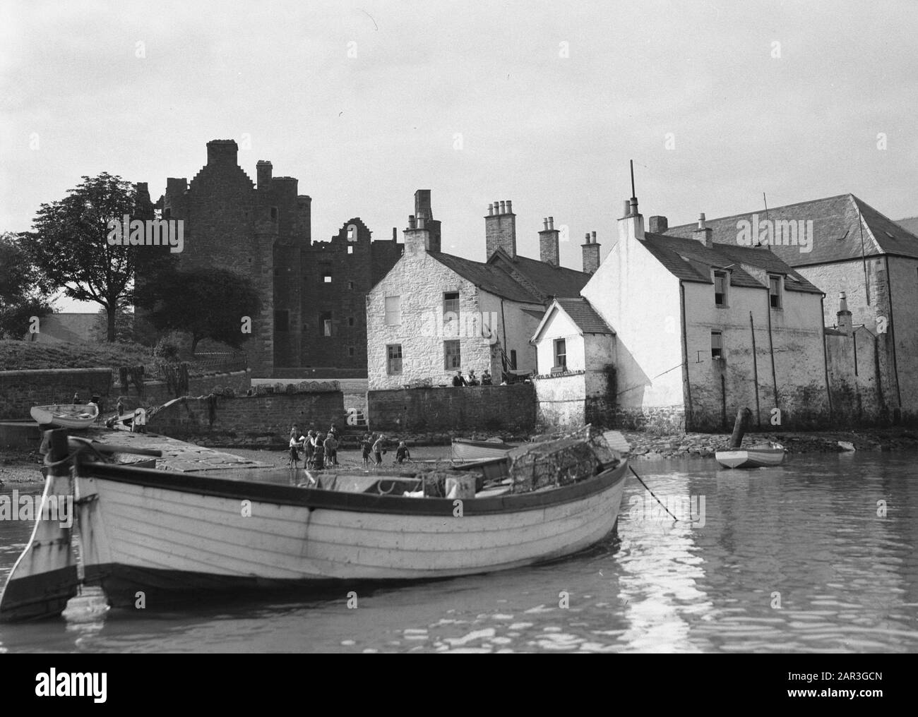 Scozia - Kirkcudbright Castle Ruin on a River in Kirkcudbright Data: Agosto 1934 posizione: Gran Bretagna, Kirkcudbright, Scozia Parole Chiave: Castelli, fiumi, navi Foto Stock