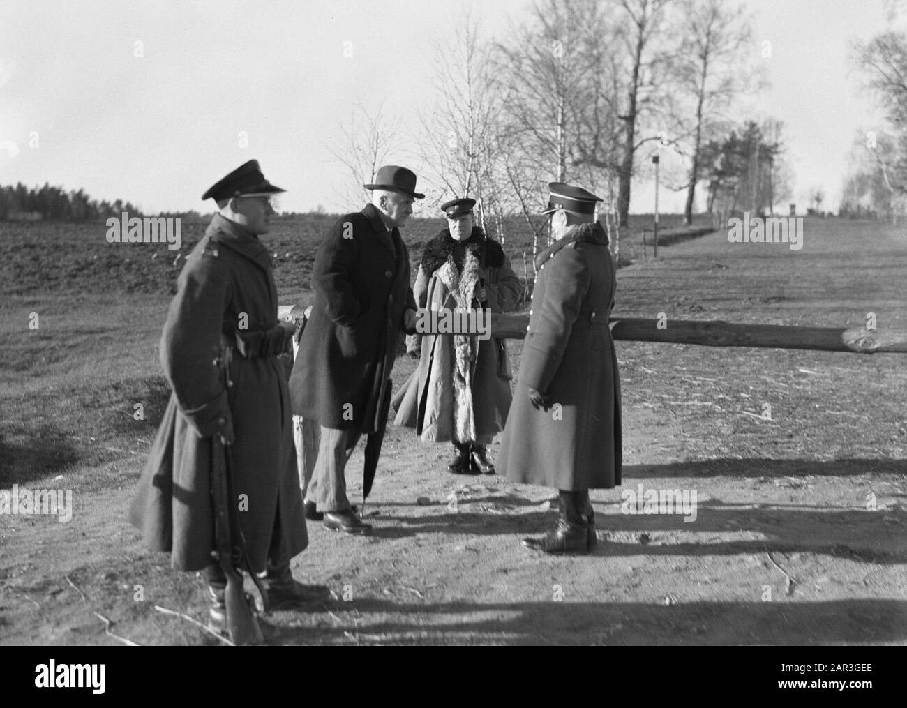 Viaggio in Lituania un viaggiatore sul territorio polacco negozia con la polizia lituana Data: 1934 luogo: Lituania, Polonia Parole Chiave: Sicurezza delle frontiere, militare Foto Stock