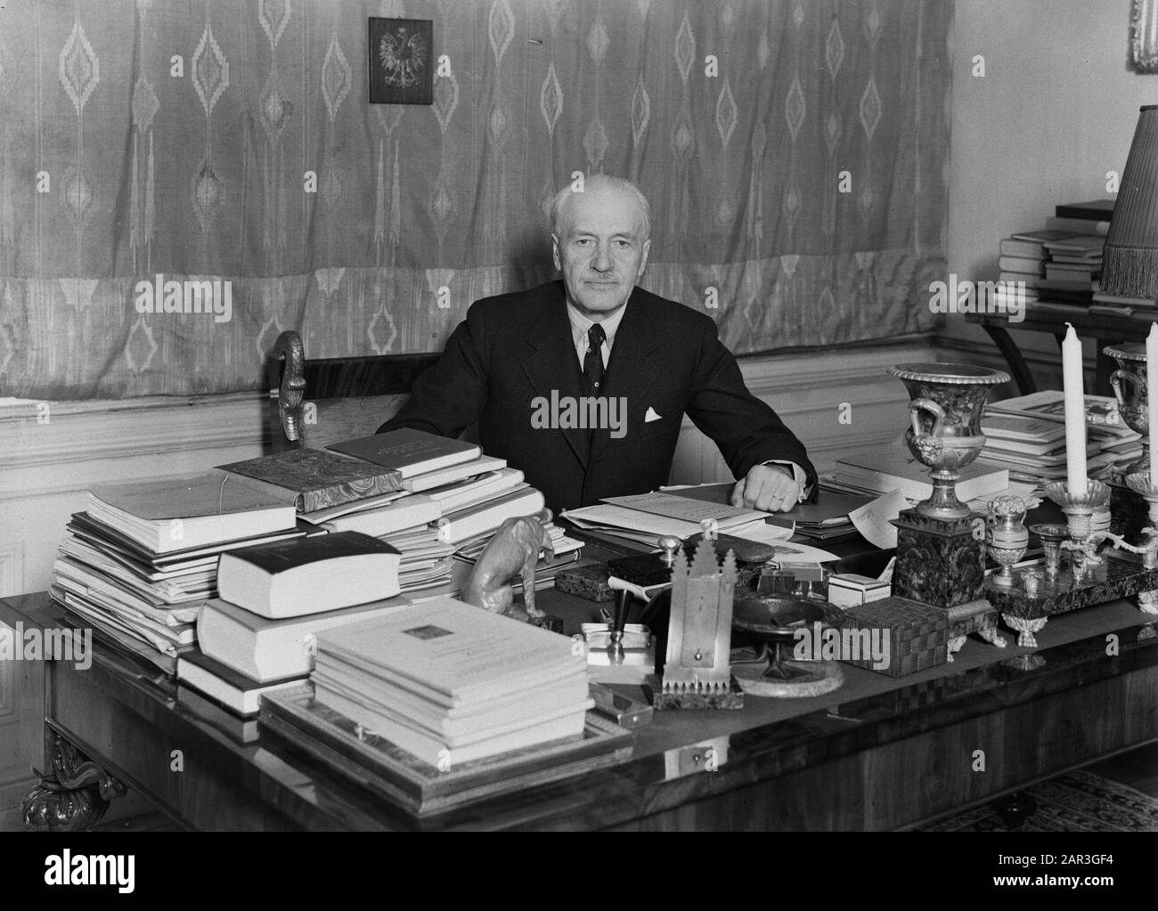 Viaggio in Polonia Ritratto del presidente polacco Ignacy Moscicki seduto nel suo ufficio dietro la sua scrivania Annotazioni: Ignacy Moscicki (1867-1946) è stato presidente della Polonia nel periodo 1926-1939, e quindi il presidente con il più lungo mandato. Muore in Svizzera in esilio Data: 1 gennaio 1934 Località: Polonia, Varsavia Parole Chiave: Politici, ritratti, presidenti Nome personale: Moscicki, Ignacy Foto Stock