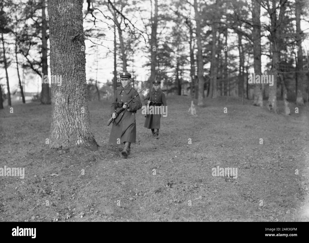 Viaggio in Lituania Due soldati che pattugliano le foreste vicino alla frontiera Polonia-Lituania Annotazione: Non chiaro se la foto è stata scattata sul territorio polacco o lituano Data: 1934 posizione: Lituania, Polonia Parole Chiave: Sicurezza delle frontiere, militare Foto Stock
