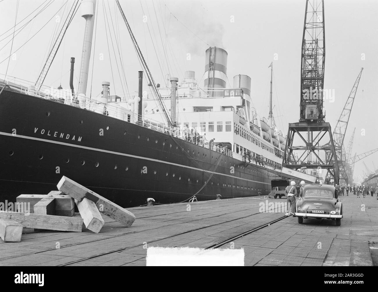 Partenza Volendam In Indonesia Con Soldier Carlien Data: 28 Settembre 1949 Luogo: Indonesia, Indonesia, Volendam Parole Chiave: Partenza, Soldati Foto Stock