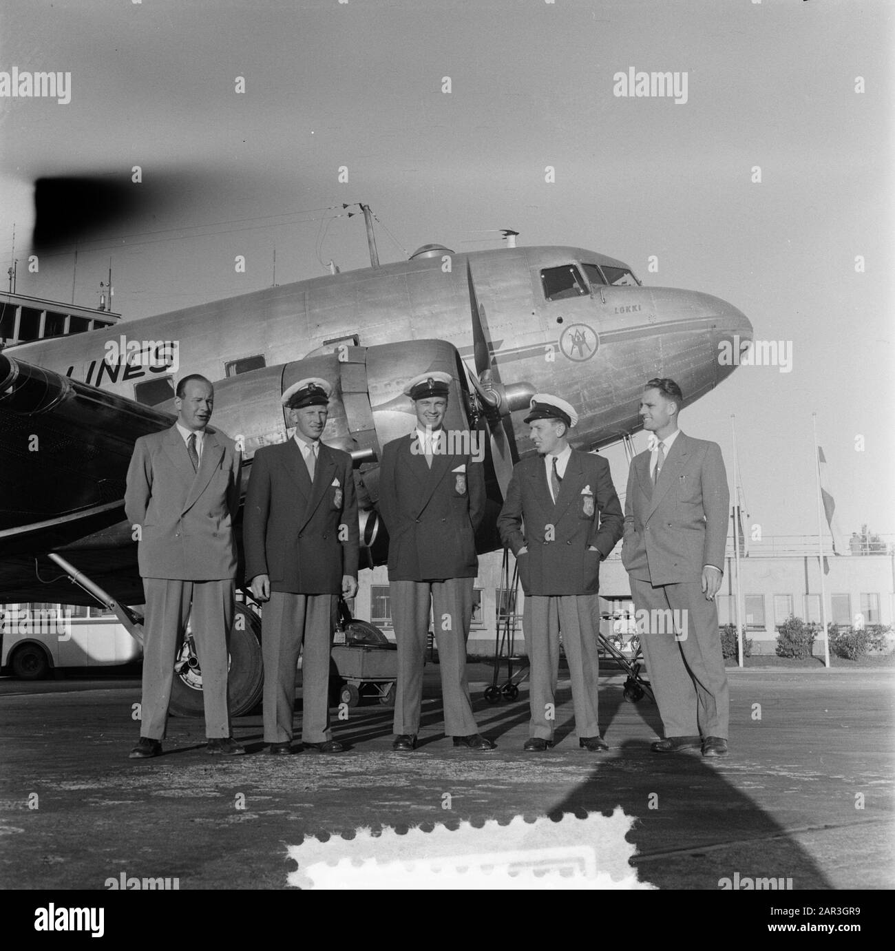 Olimpiadi estive Helsinki (1952) marinai Olimpici Classe Dragon arrivati in Helsink; Abraham Everardus Dudok van Heel, William Paul van Duyl e Michiel Dudok of Heel Data: 18 luglio 1952 posizione: Finlandia, Helsinki Parole Chiave: Aerei, vele Nome personale: Dudok van Heel, Abraham Everardus, Dudok van Heel, Michiel, Duyl, William Paul of Foto Stock