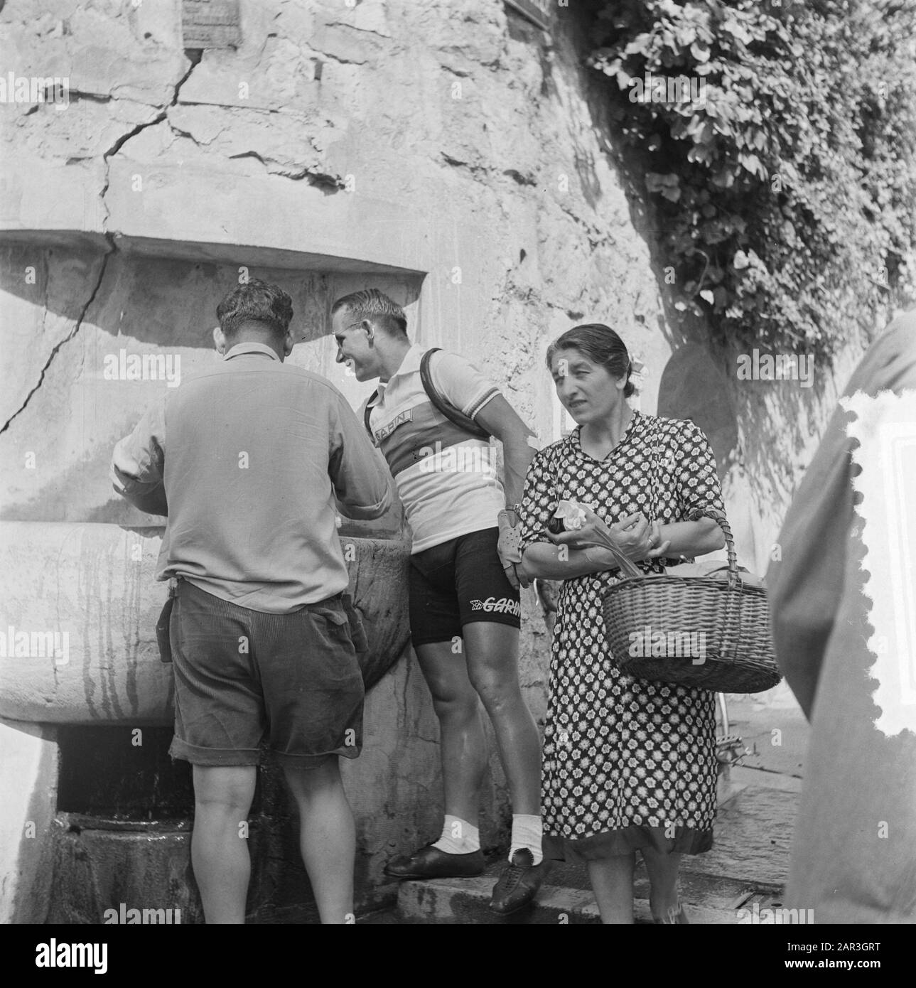 Tour de France 1952 Van Est alla pompa dell'acqua Data: 18 Luglio 1952 Località: Francia Parole Chiave: Sport, ciclismo, ciclisti Nome personale: Est, Wim van Foto Stock