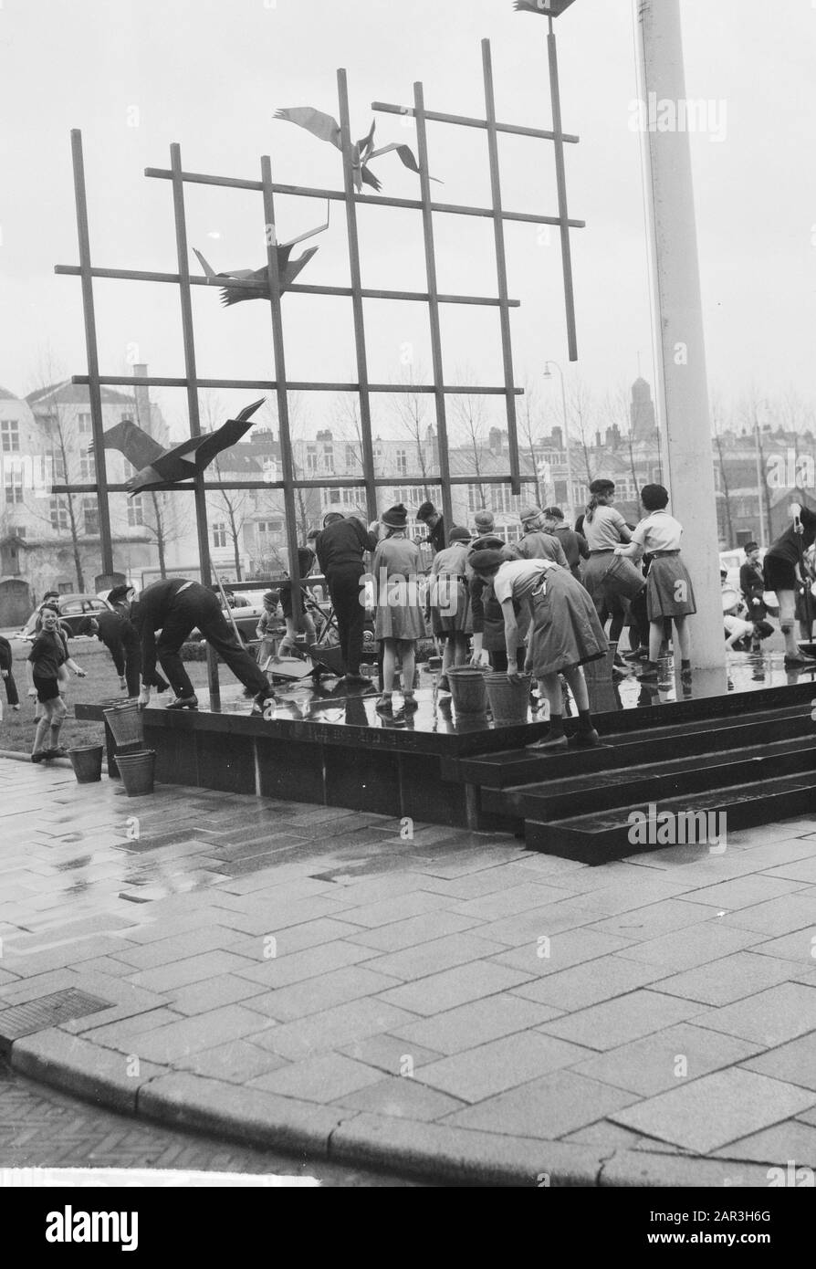 Heitje voor de Kraaweitje a Rotterdam. Pulizia del parco e del monumento per il municipio Data: 5 aprile 1961 Località: Rotterdam, Zuid-Holland Parole Chiave: Monumenti, parchi, corridoi della città Foto Stock