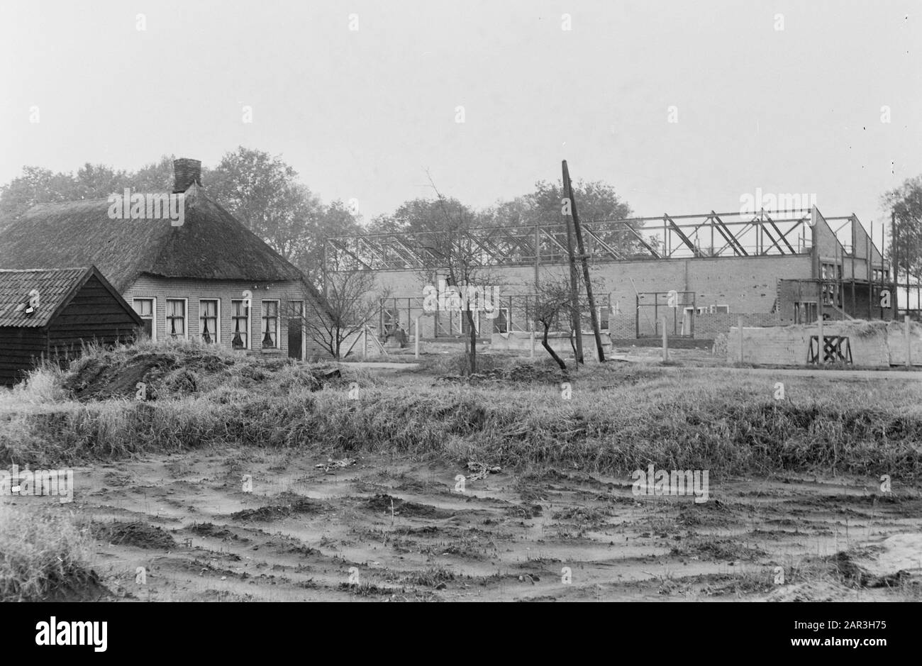 Fattoria staforster con fabbrica di costruzione in costruzione Data: 8 marzo 1962 Parole Chiave: Costruzione, in costruzione, fattorie, fabbriche Foto Stock