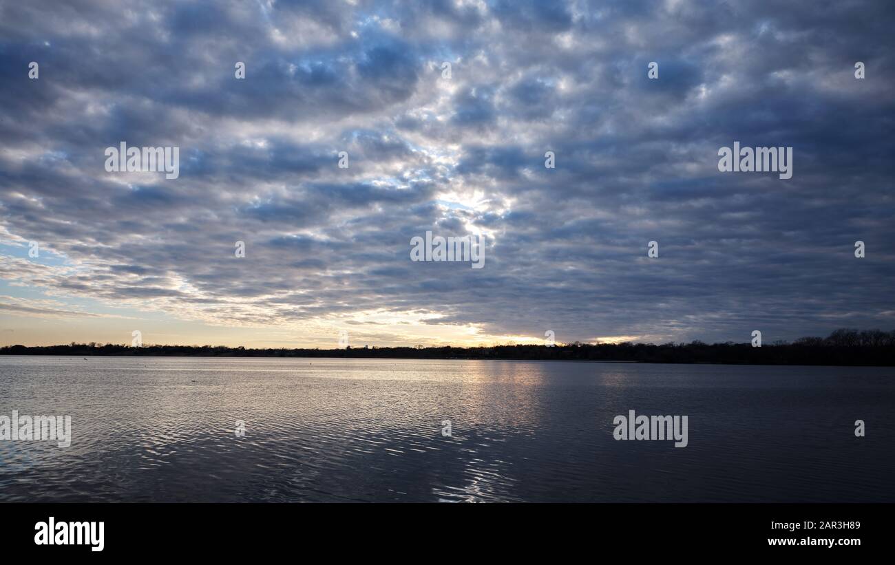 Nuvole in rapido movimento al tramonto sul lago White Rock. Foto Stock