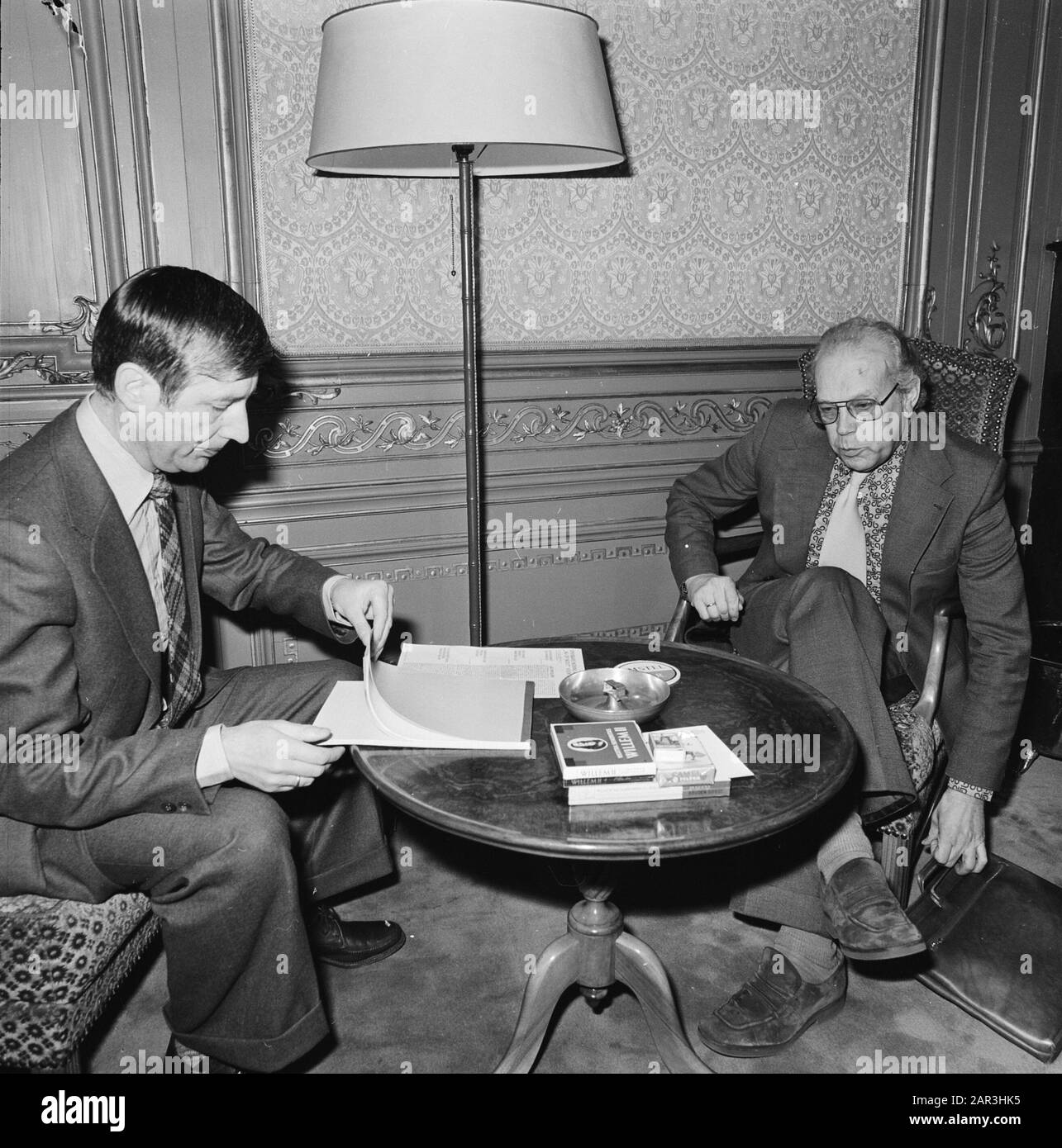 Formazione di cabinet; Van Agt riceve Albeda per gli affari sociali, scuotendo le mani Data: 13 dicembre 1977 Parole Chiave: Le formazioni di cabinet Foto Stock
