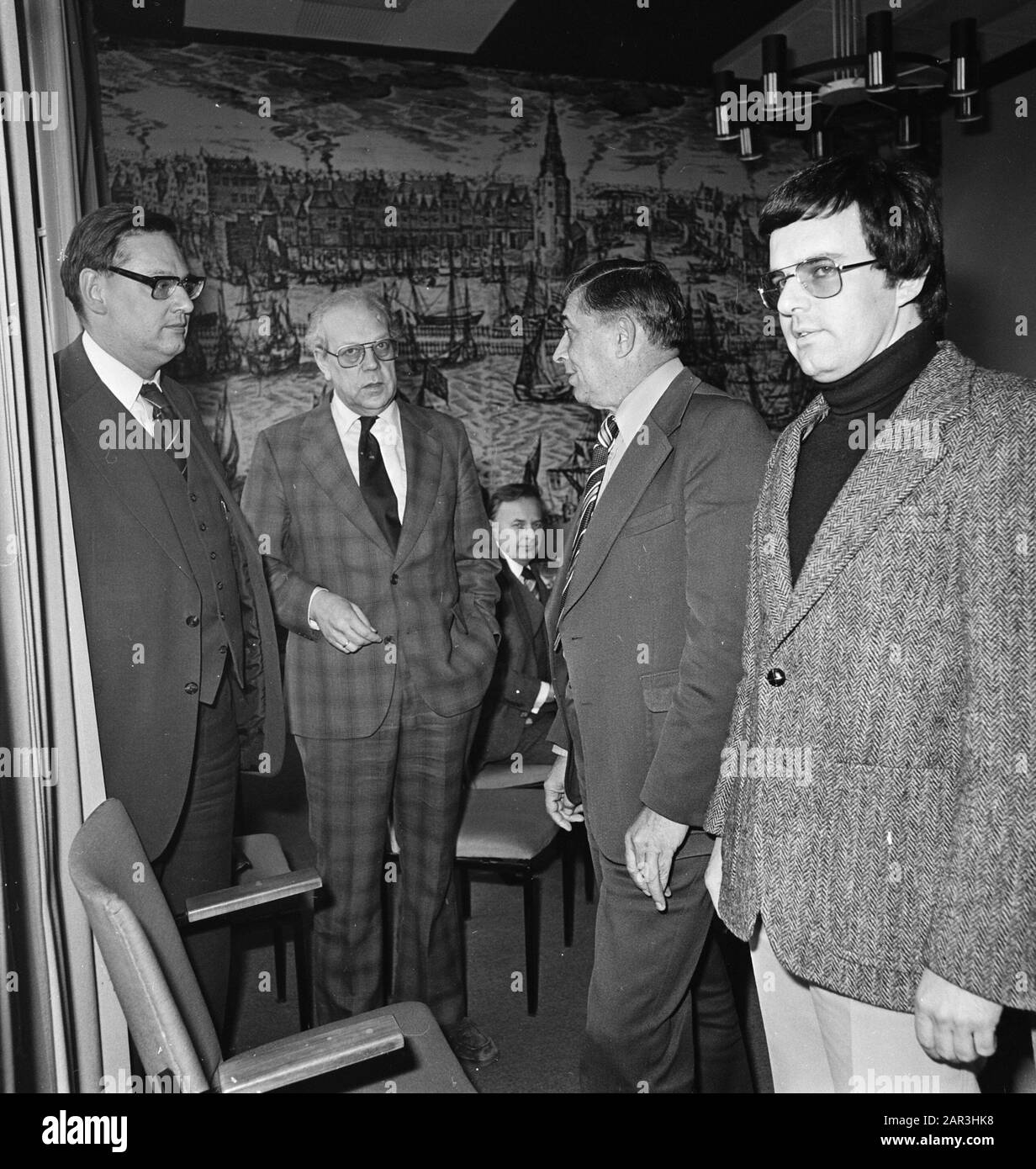 Rappresentanti i sindacati parlano con la rappresentanza del gabinetto a causa di problemi VMF/RSV Data: 20 marzo 1978 Parole Chiave: Legami, RAPPRESENTANTI Nome personale: Aardenne, Gijs van Foto Stock