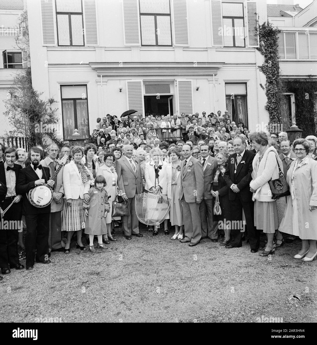 HM riceve i depgations dall'associazione cristiana arancione dei Paesi Bassi riguardo al loro Bundestag HM circondato da 300 membri dell'associazione arancione nel giardino del palazzo Data: 25 maggio 1979 posizione: Soestdijk, Utrecht Parole Chiavi: Regine, associazioni Nome personale: Juliana, regina Foto Stock