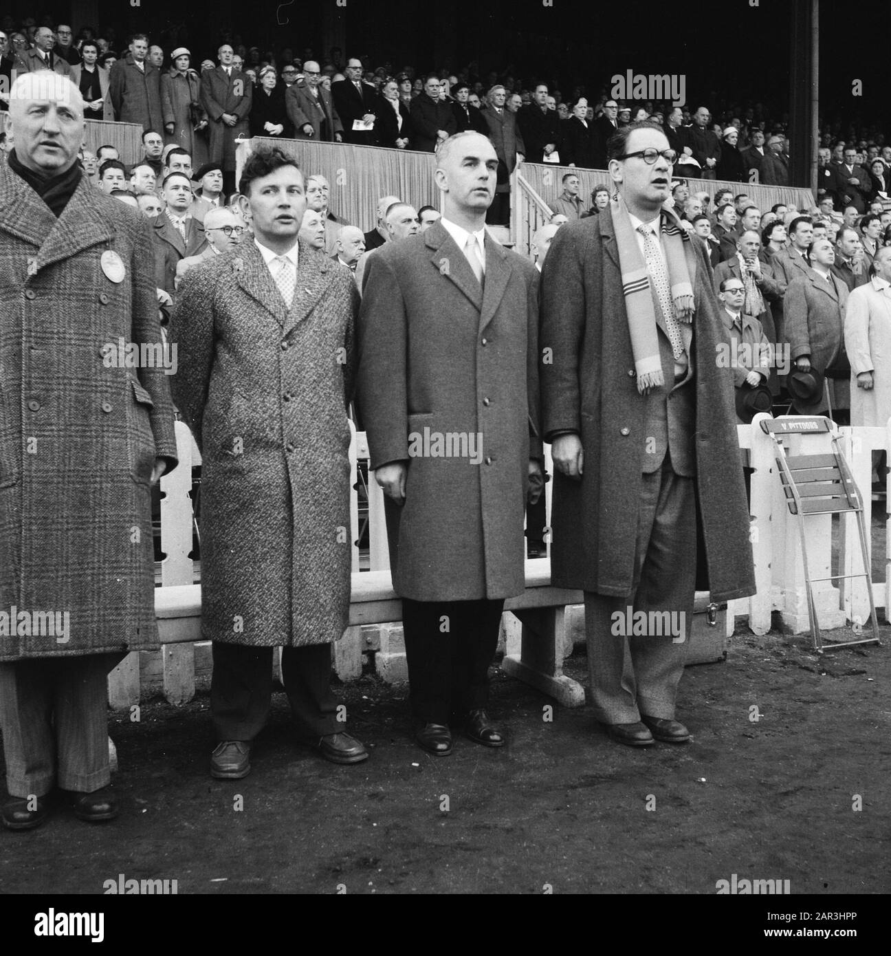 Calcio Belgio contro i Paesi Bassi 0-1. Funzionari in piedi, secondo da sinistra Abe Lastra Data: 8 aprile 1956 Località: Anversa Parole Chiave: Sport, calcio Nome dell'istituto: Dutch Team : Bilsen, Joop van/Anefo Foto Stock