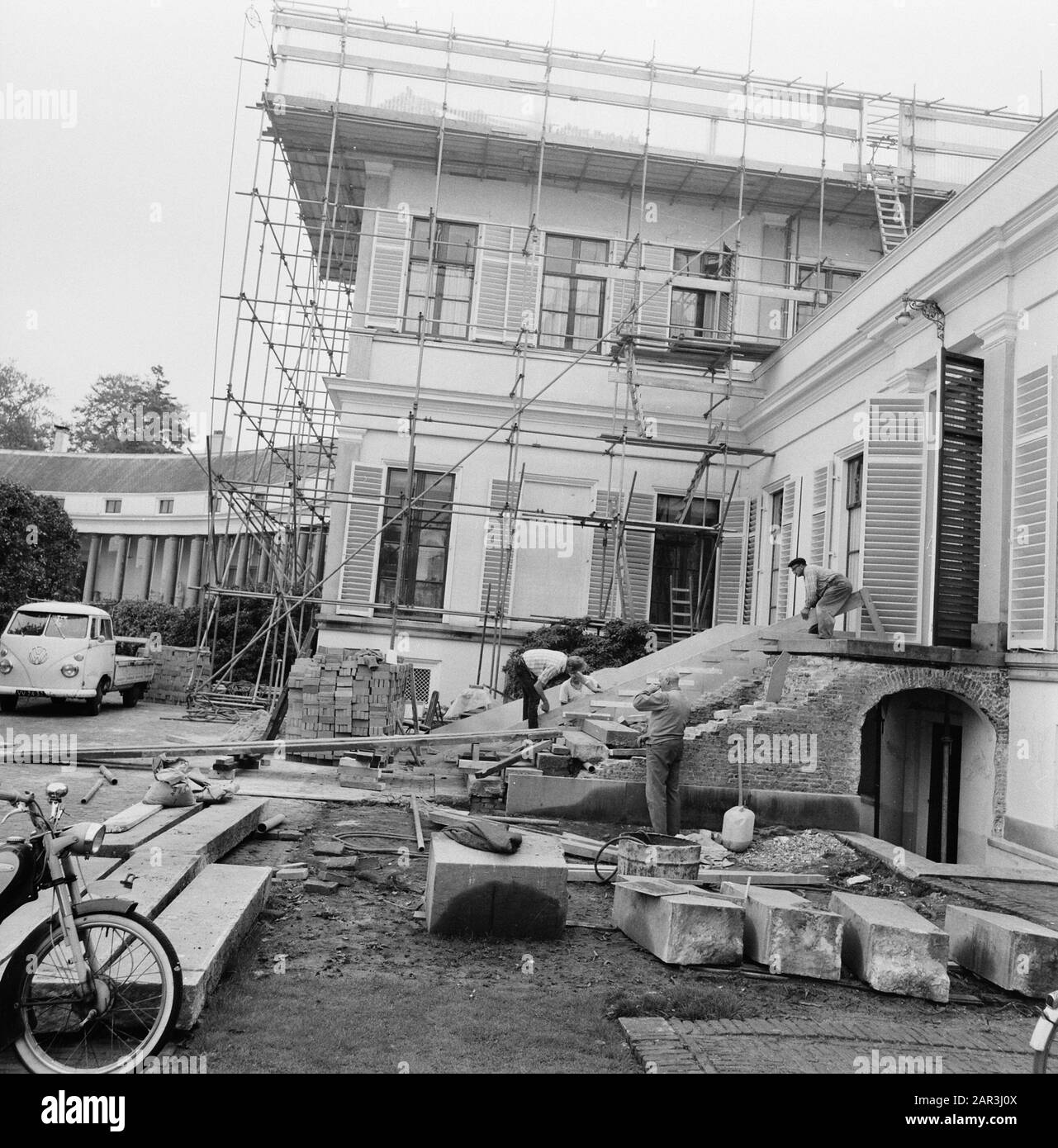 Ristrutturazione di fronte al Palazzo Soestdijk, potrebbe non essere pubblicato Data: 30 settembre 1971 Parole Chiave: Ristrutturazioni, palazzi Nome dell'istituzione: Palace Soestdijk Foto Stock