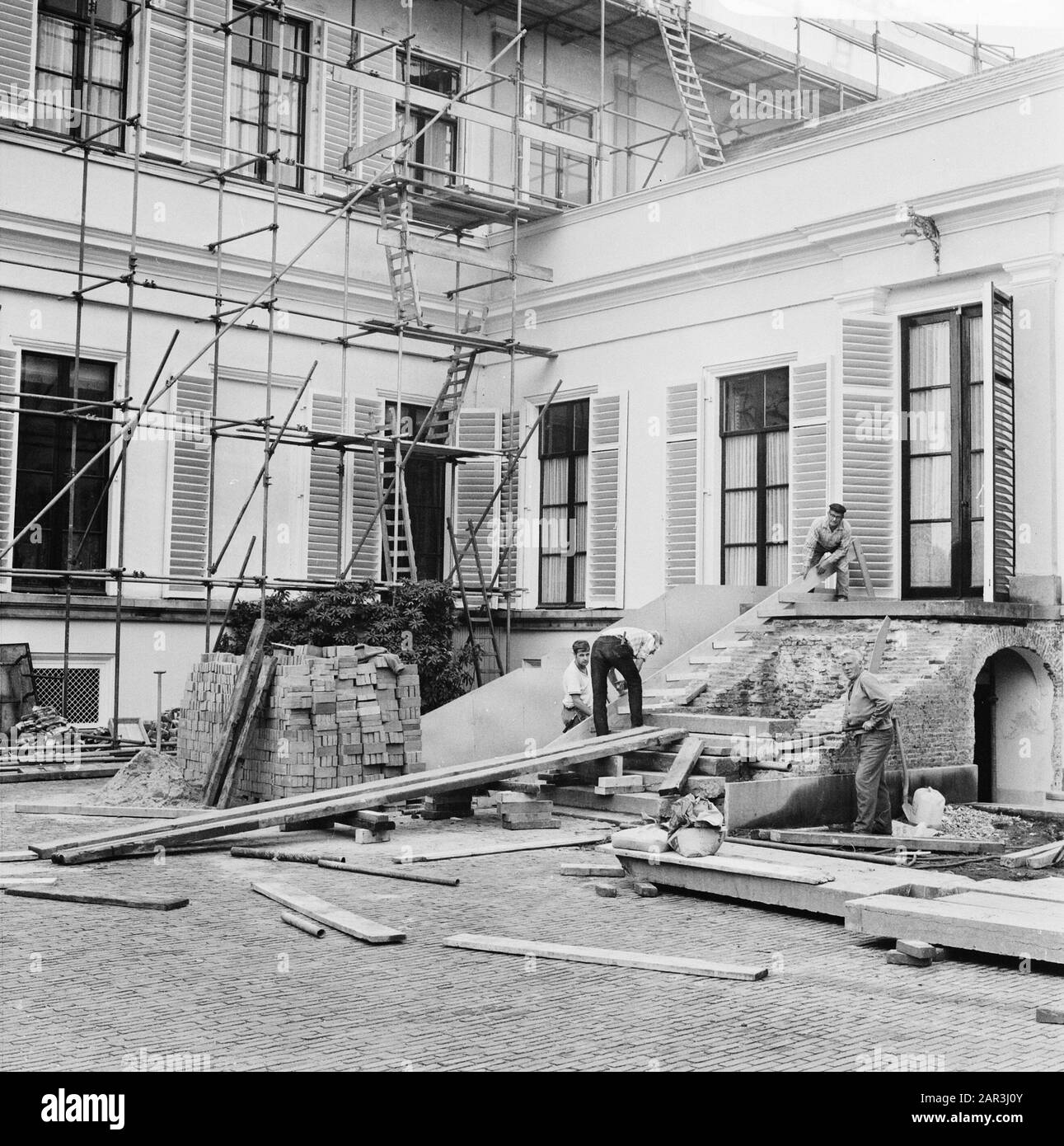 Ristrutturazione di fronte al Palazzo Soestdijk, potrebbe non essere pubblicato Data: 30 settembre 1971 Parole Chiave: Ristrutturazione, vpaleizen Institutionname: Palace Soestdijk Foto Stock