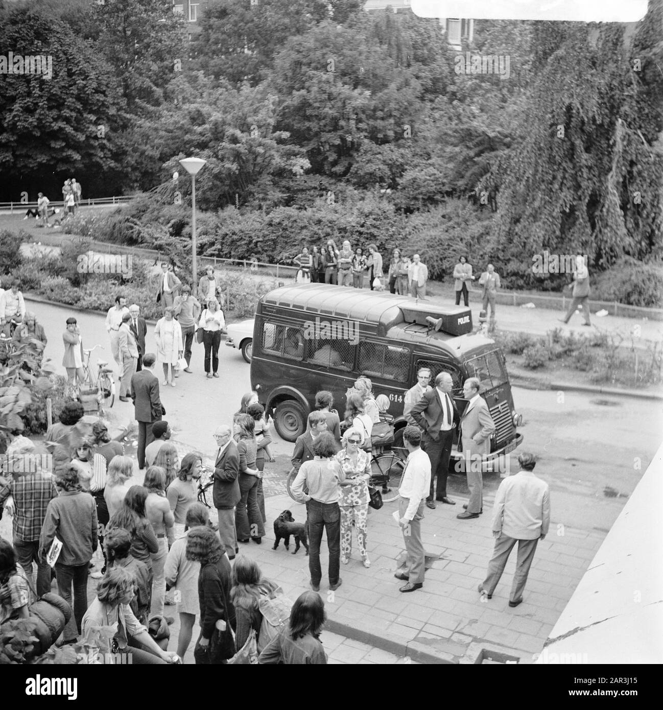 I detective della polizia (in tute da unghie bianche) hanno fatto arresti in Studio 7 in relazione agli stupefacenti Amsterdam Data: 26 Agosto 1971 Località: Amsterdam, Noord-Holland Parole Chiave: ARRESTATIONS, POLIZIA, RECOVER Institution name: Studio 7 Foto Stock