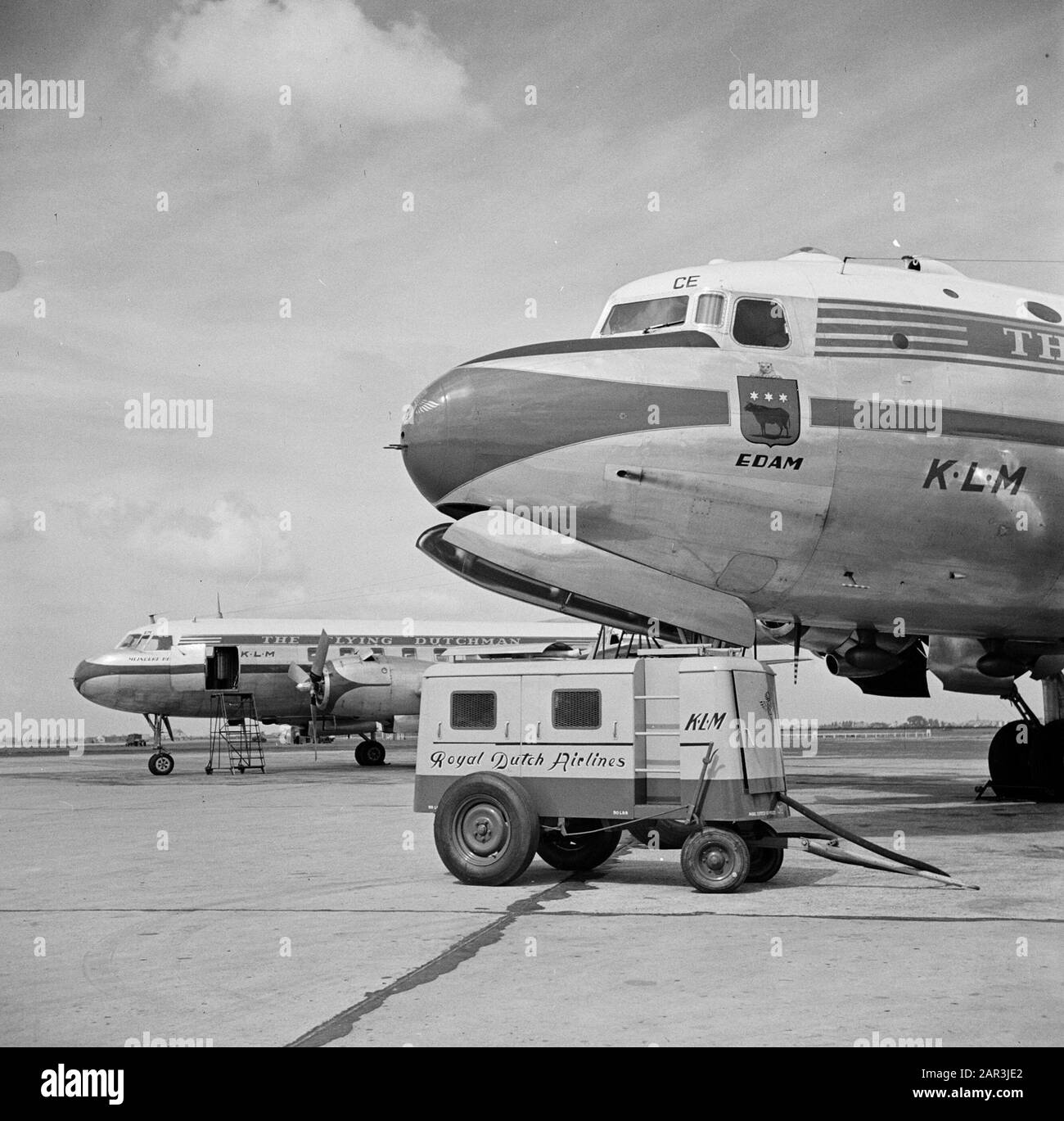 Stile aziendale ed emblemi di KLM A KLM Convair 340 con DC-4 Edam in primo piano, sia nell'identità aziendale di KLM all'aeroporto di Schiphol. Data: Agosto 1951 luogo: Noord-Holland, Schiphol Parole Chiave: Emblemi, loghi, aerei Foto Stock