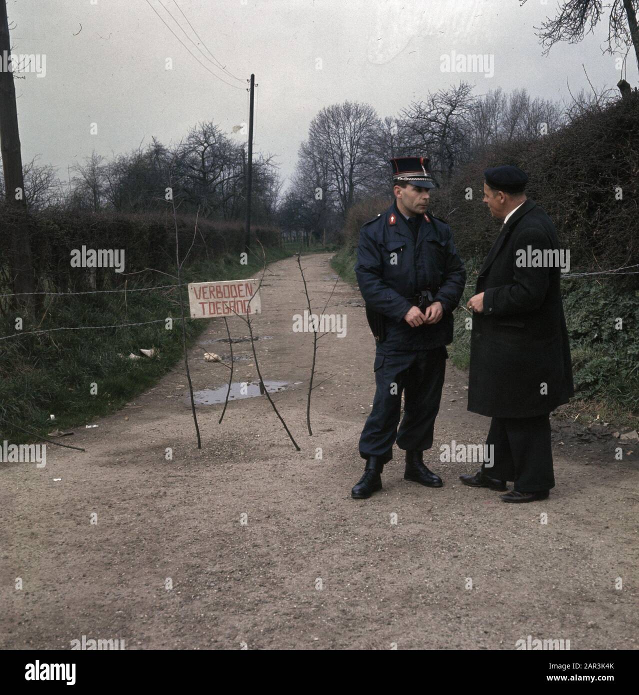 Una strada con un segno di fronte a 'accesso vietato' Data: Parole Chiave non date: Segni, uomini, polizia, barriere, strade Impostazioni Nome: Diapotive 6x6 colore Foto Stock