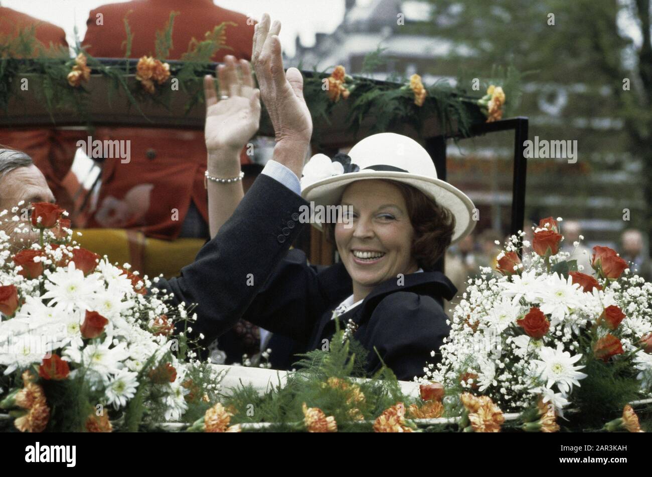 Celebrazione Giornata della Regina a Breda; Regina Beatrice e Principe Claus in carrozza aperta a Breda Data: 30 aprile 1981 Località: Breda Parole Chiave: Regina DAG, celebrazione Nome personale: Beatrix, Regina Foto Stock