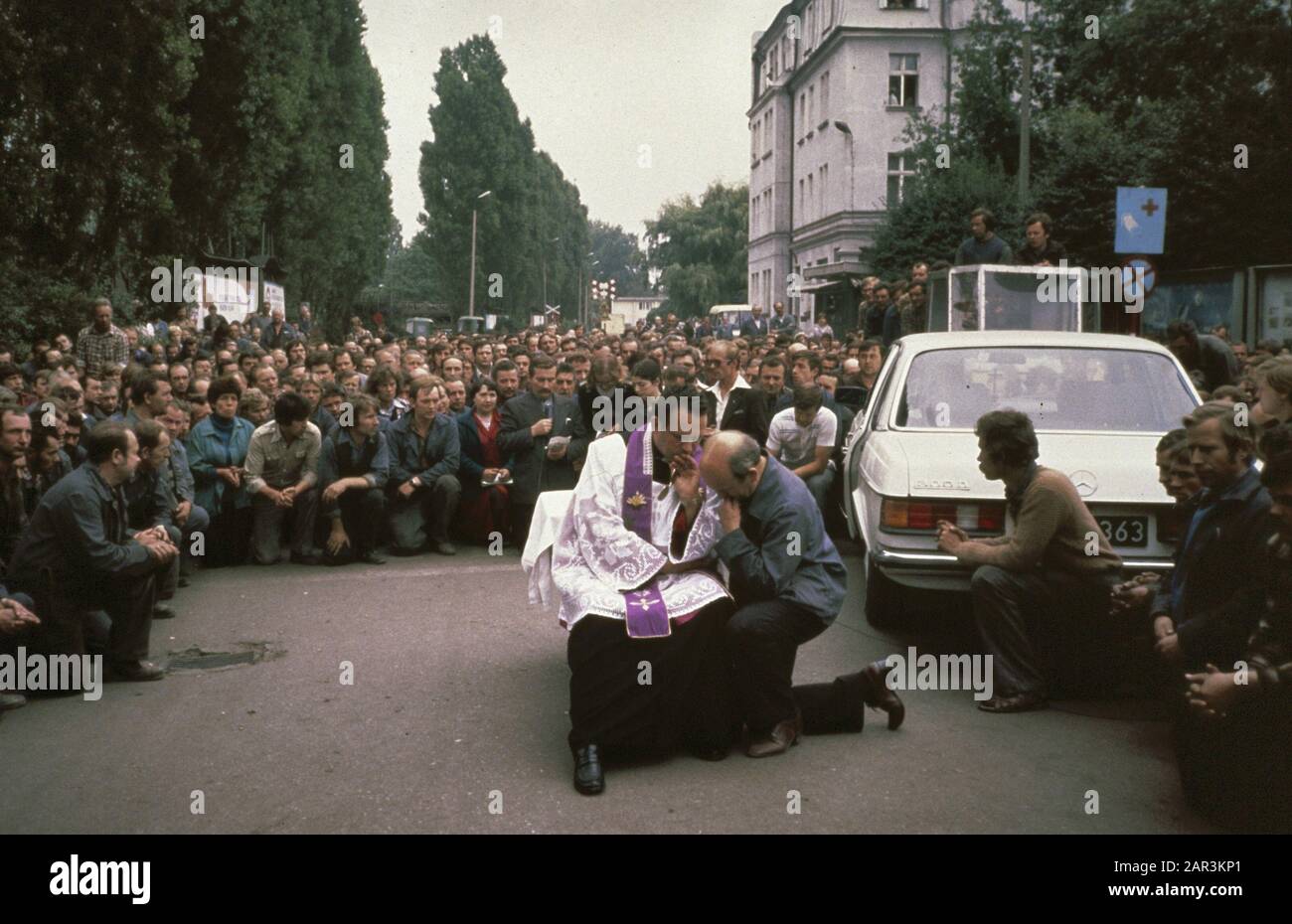 Scioperi in Polonia 1980: Leninwerf Gdansk Priest Henryk Jankowski confessione in mezzo agli operai inginocchiati del cantiere Lenin; posteriore lo ha lasciato con il leader dello sciopero del microfono Lech Walesa Data: 20 agosto 1980 luogo: Gdansk, Polonia Parole Chiave: Operai, sacerdoti, servizi religiosi, costruzione navale, scioperi, sindacati Nome personale: Jankowski, Henrijk, Walesa, Lech Foto Stock