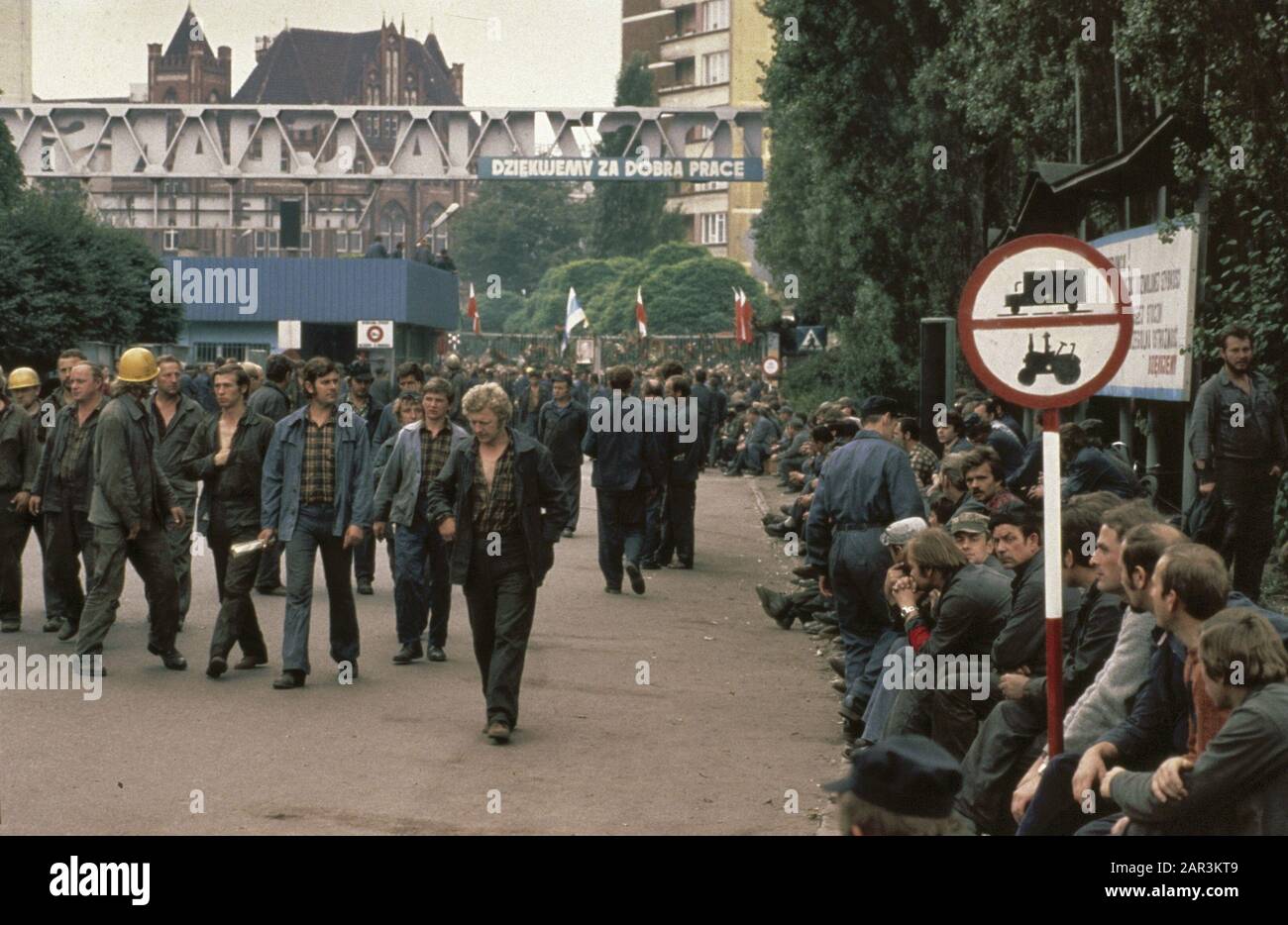 Scioperi in Polonia 1980: Leninwerf Gdansk In Attesa degli attaccanti del Leninwerf Data: 20 agosto 1980 luogo: Gdansk, Polonia Parole Chiave: Lavoratori, costruzione navale, scioperi, in attesa Foto Stock