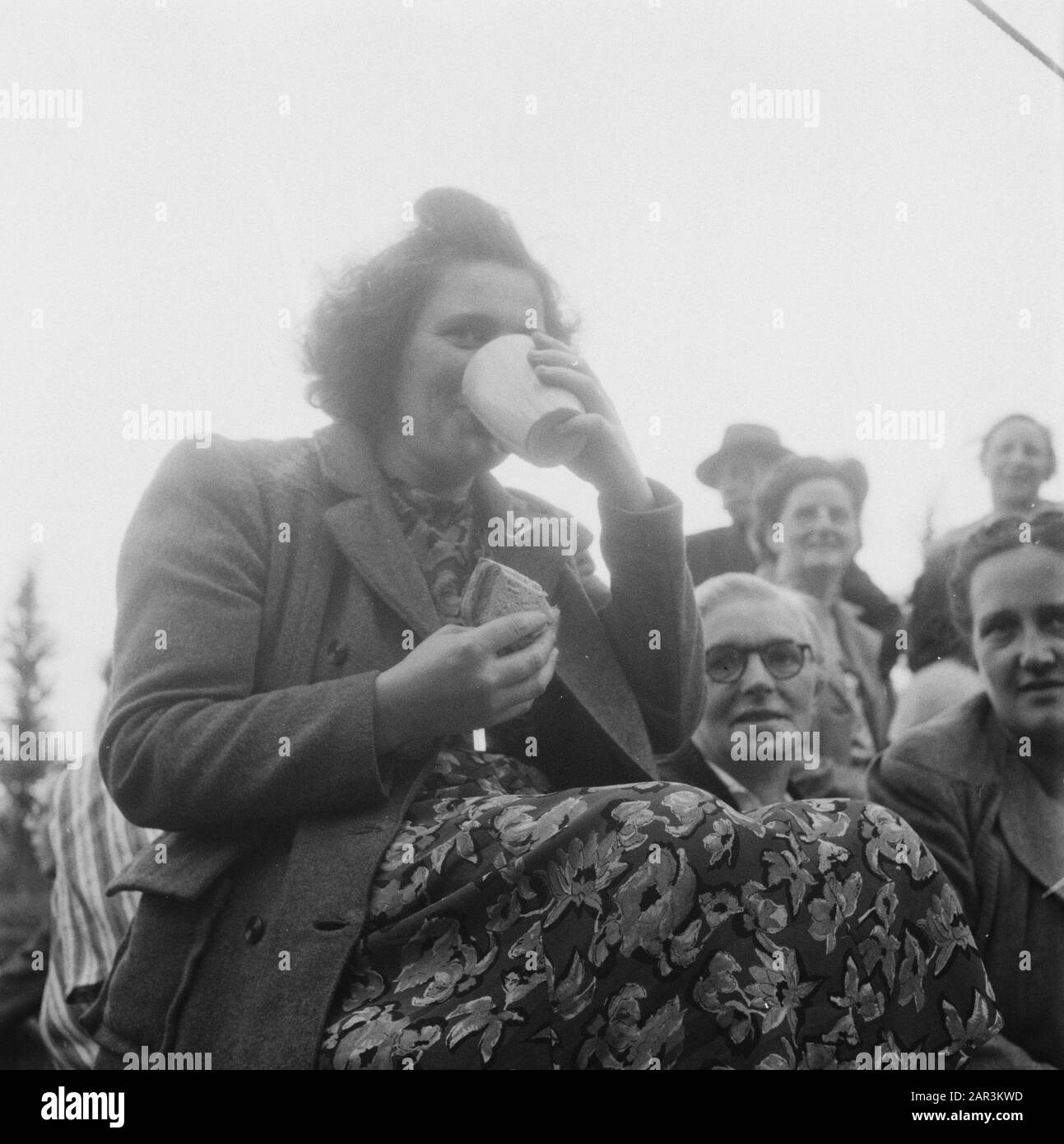 Abdicazione Regina Wilhelmina/Inaugurazione Della Regina Juliana Inaugurazione Regina Juliana. Famiglia reale di ritorno a casa al Soestdijk Palace. Nonostante la lunga attesa, gli abitanti di Baarn fece l'ingresso a festa Data: 9 settembre 1948 luogo: Soestdijk, Utrecht Parole Chiave: Inaugurazioni, casa reale, pubblico Foto Stock